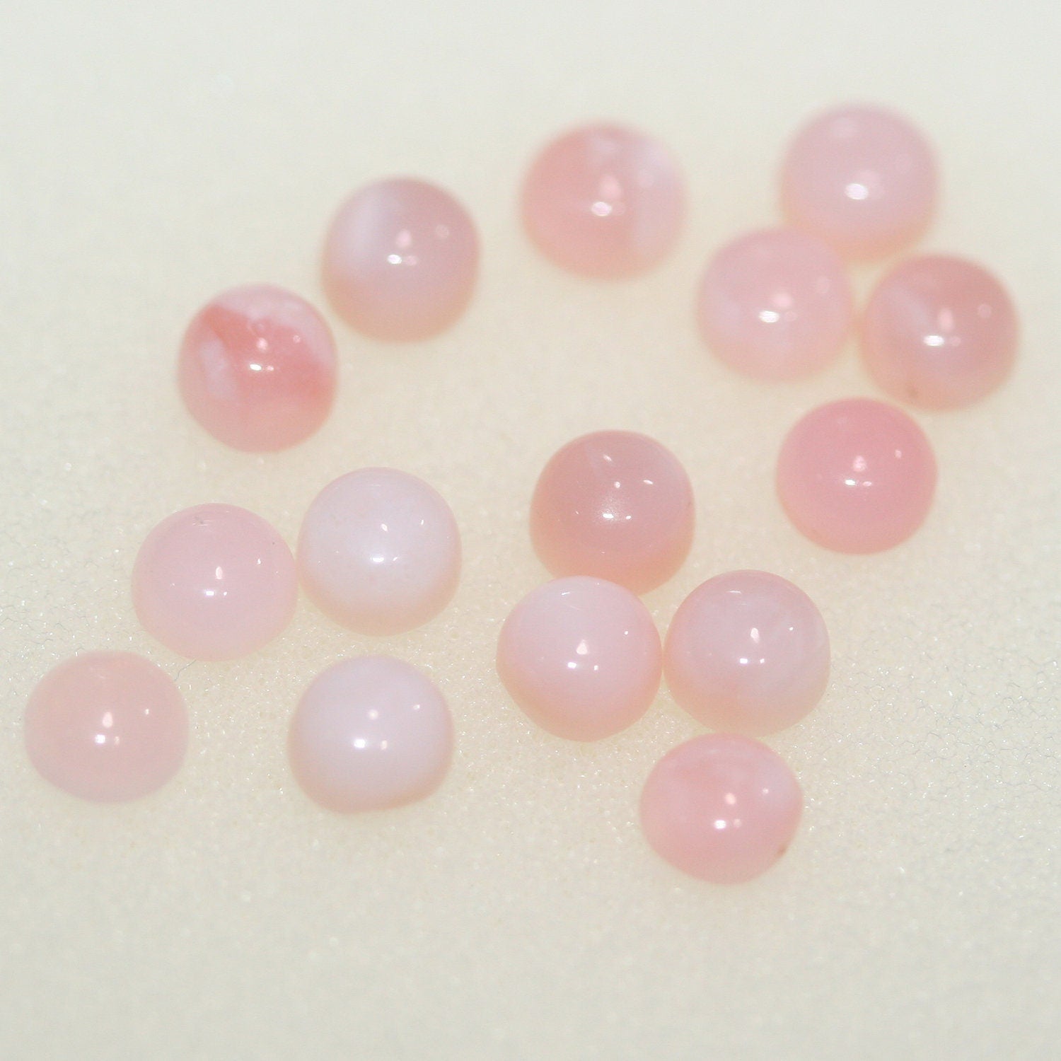 Lot de 15 cabochons ronds en opale rose de 4 mm. (15 pièces).