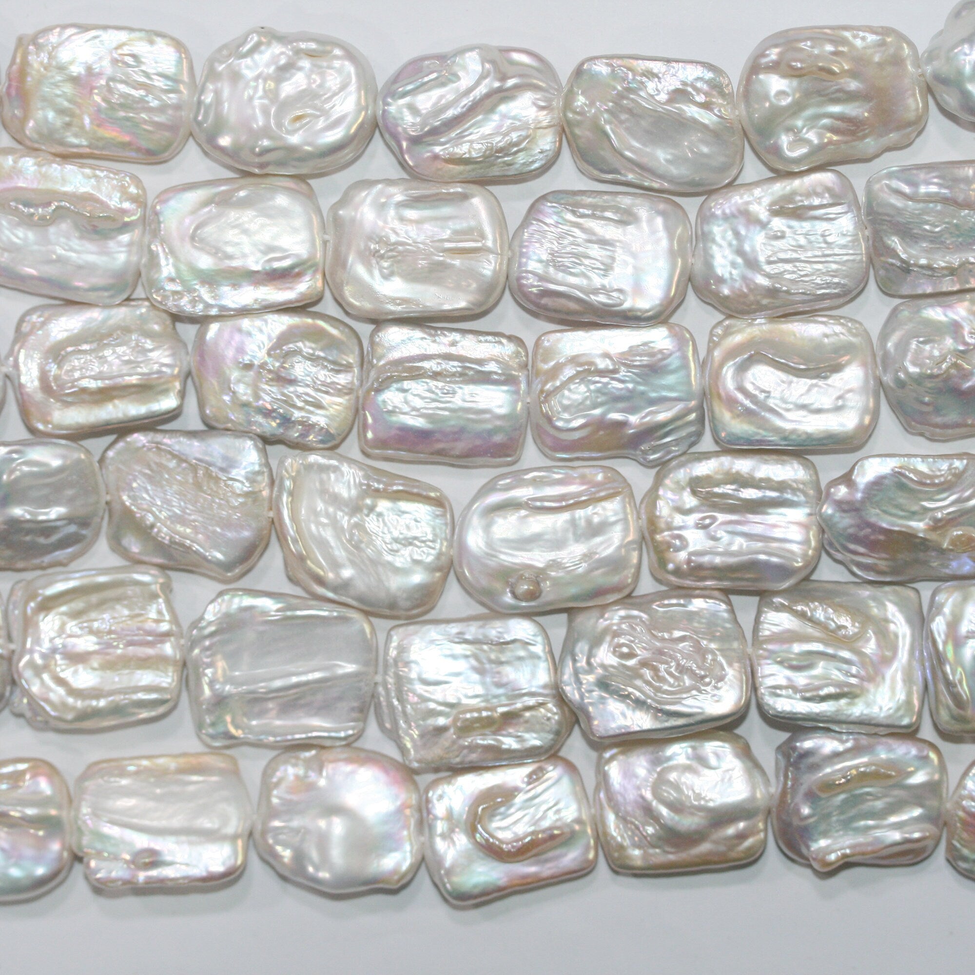 Perles de culture naturelles de 39 cm de long, de forme rectangulaire irrégulière (environ 19 x 15 mm). Disponibles en gros.