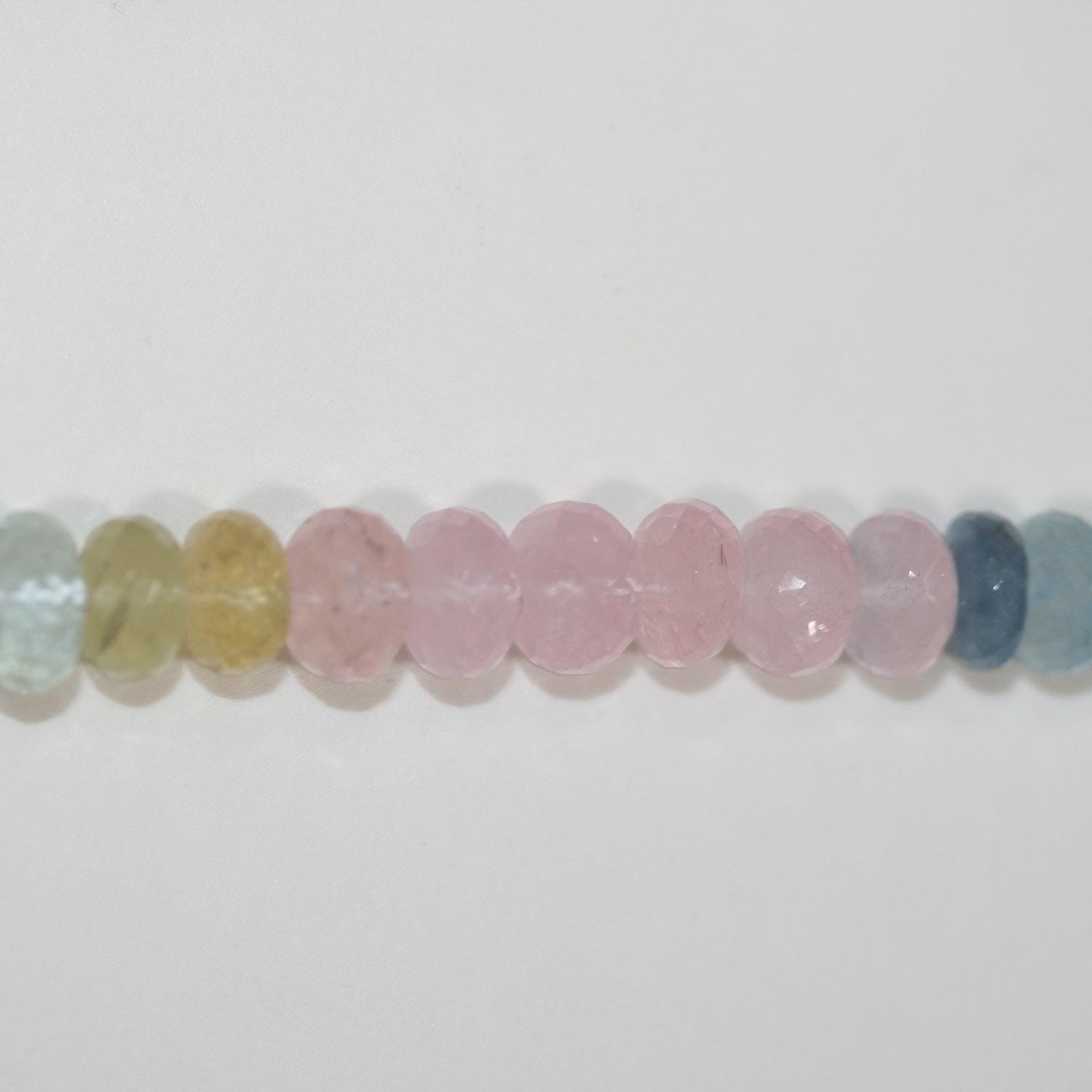 Collier rondelle à facettes dégradées en béryl multicolore (16 x 10 mm - 8 x 5 mm). Longueur du brin : 68 cm. -- Article n° 14971