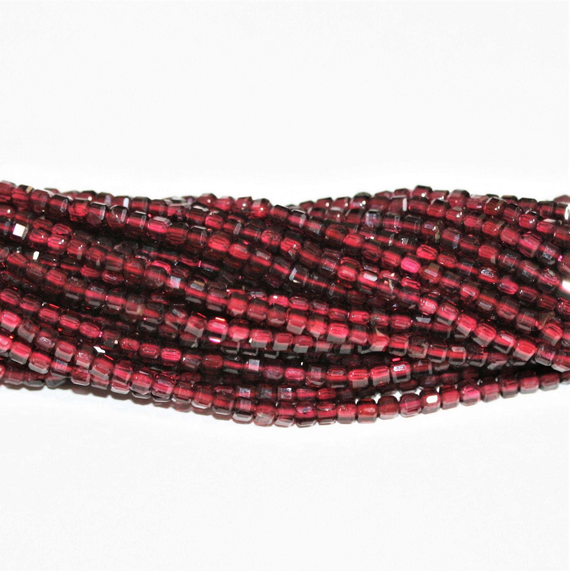 15" Perles cubiques à facettes en grenat Saint-Martin 2 mm.-Ring 39 cm.