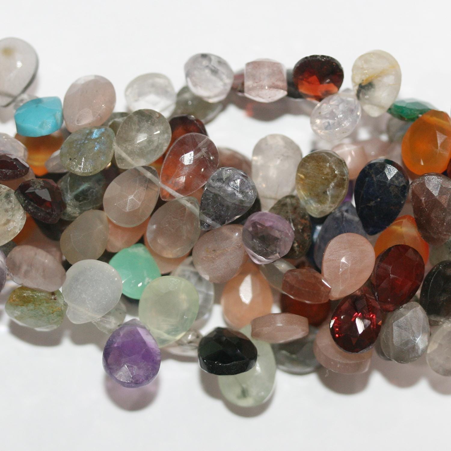 Perles en forme de goutte à facettes en pierre multiple de 8 pouces (environ 9 x 7 mm). Longueur du fil : 20 cm.