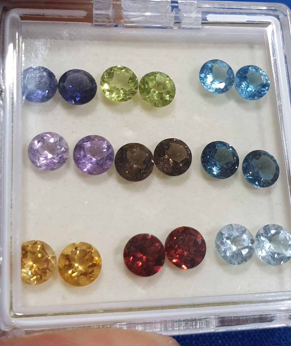 Lote de 9 pares de piedras preciosas mixtas a juego, redondas de 5 mm: iolita, peridoto, topacio suizo, amatista, cuarzo ahumado, topacio Londres, citrino, granate y topacio cielo.