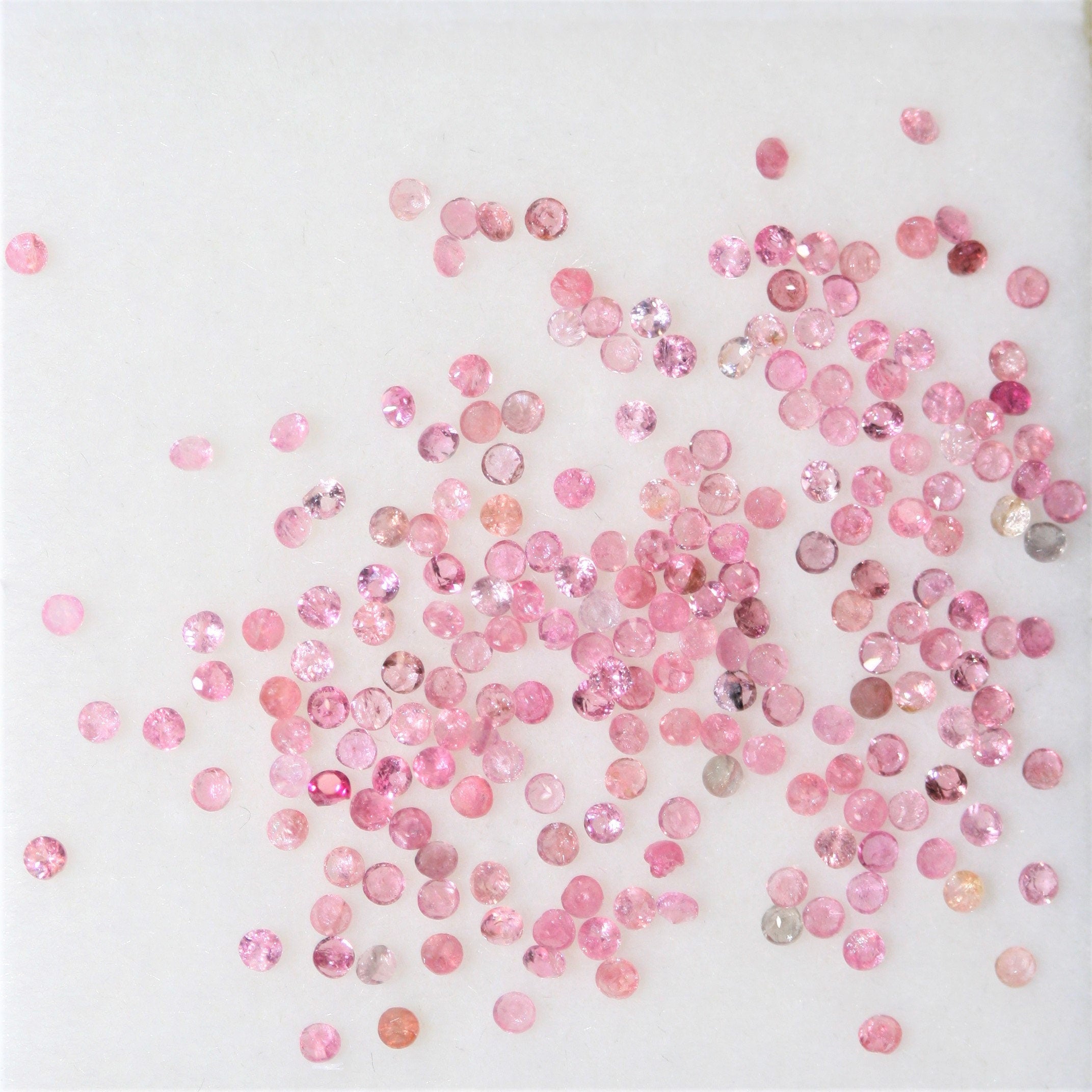 Lot de tourmalines roses rondes à facettes de 1,2 mm - 2 carats