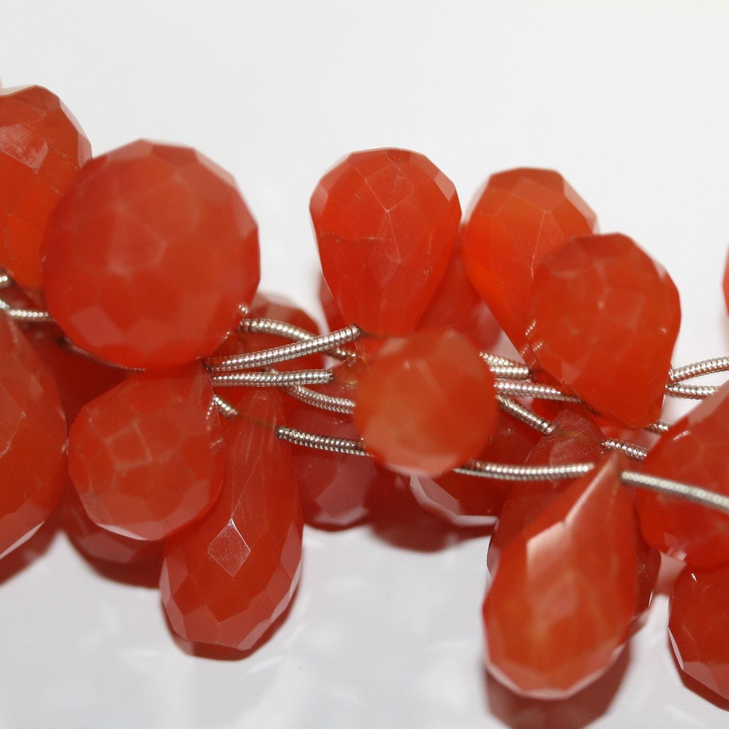 Cuentas de cornalina santa facetadas de 18 cm (7"), 20 x 13 mm (aprox.). Hilo de 18 cm.