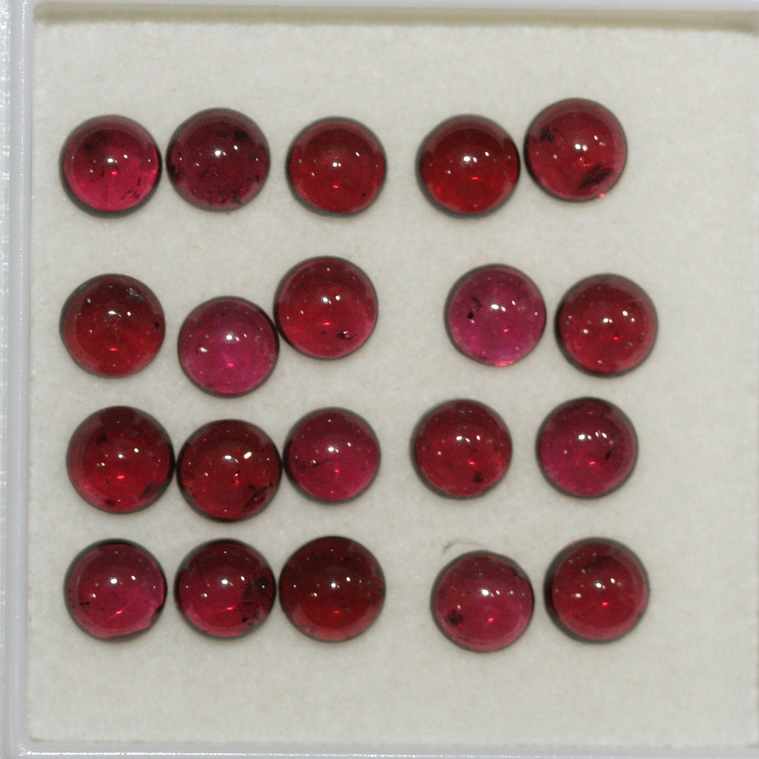 Lote de 20 cabujones redondos de granate de 5 mm. (20 uds.)