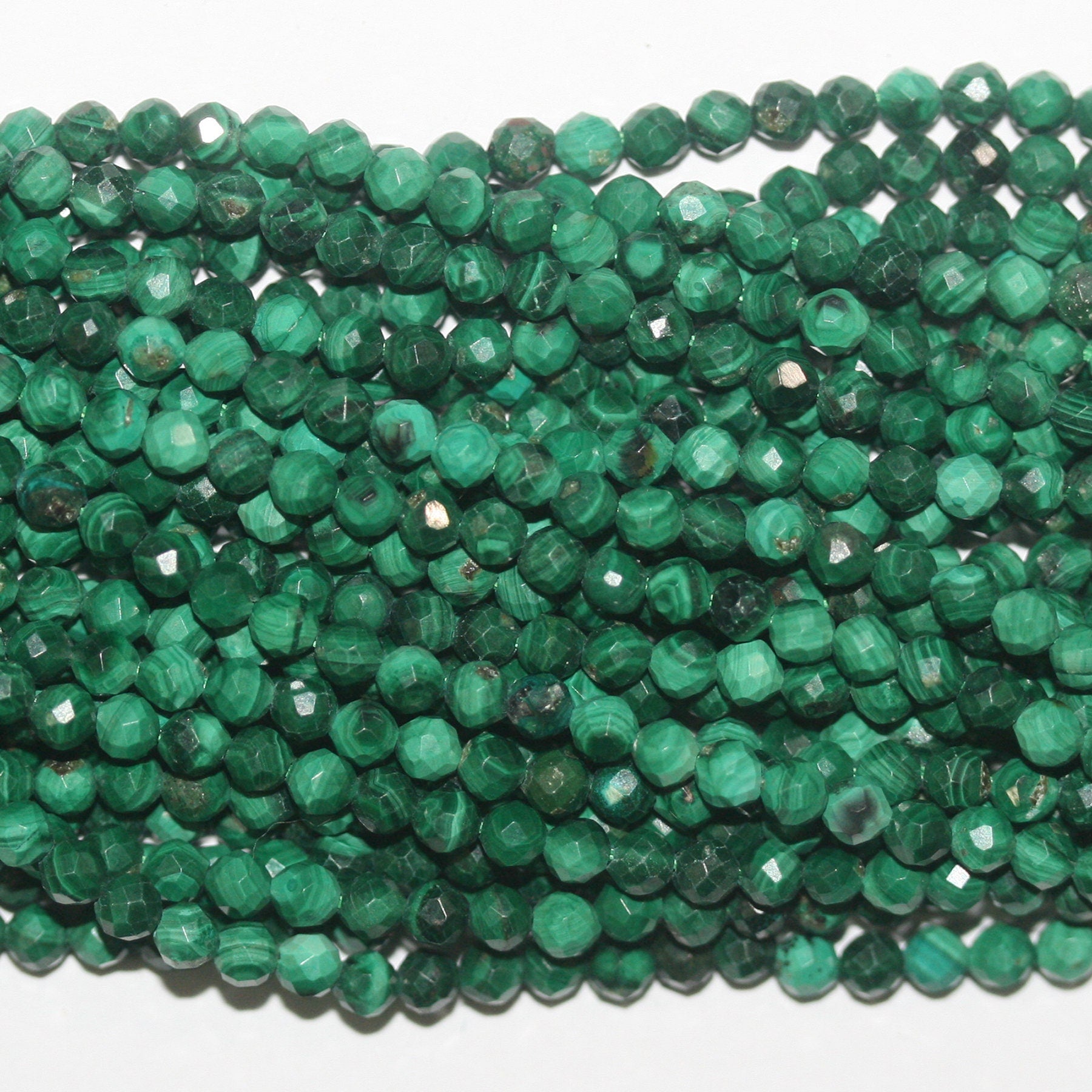 Perles rondes à facettes en malachite de 39 cm (15 pouces), 3 mm de diamètre. Longueur du fil : 39 cm.