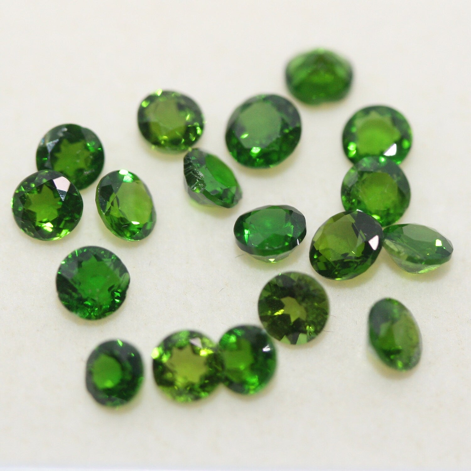 Lote de 18 cuentas de diópsido cromado facetadas redondas de 4 mm. (18 piezas)