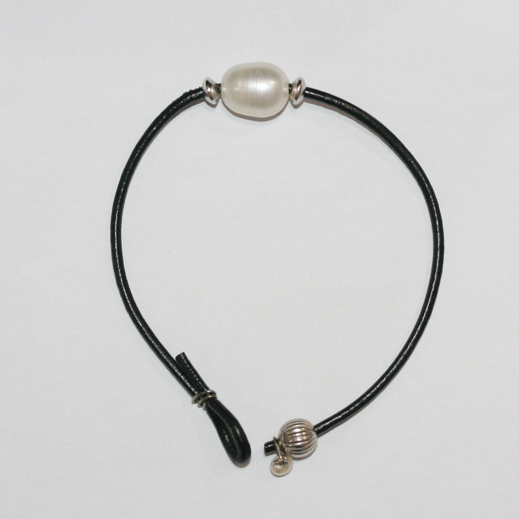 Bracelet ovale en cuir argenté et perles - Longueur 20 cm