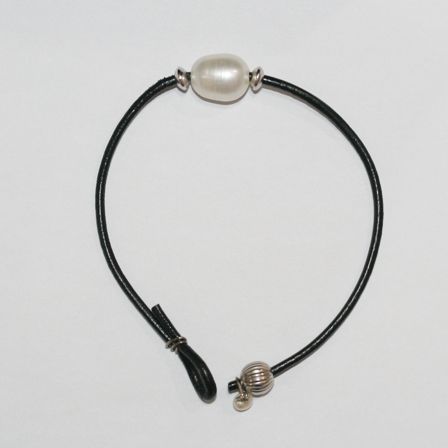 Pulsera de cuero y plata con perla ovalada - Largo 20 cm