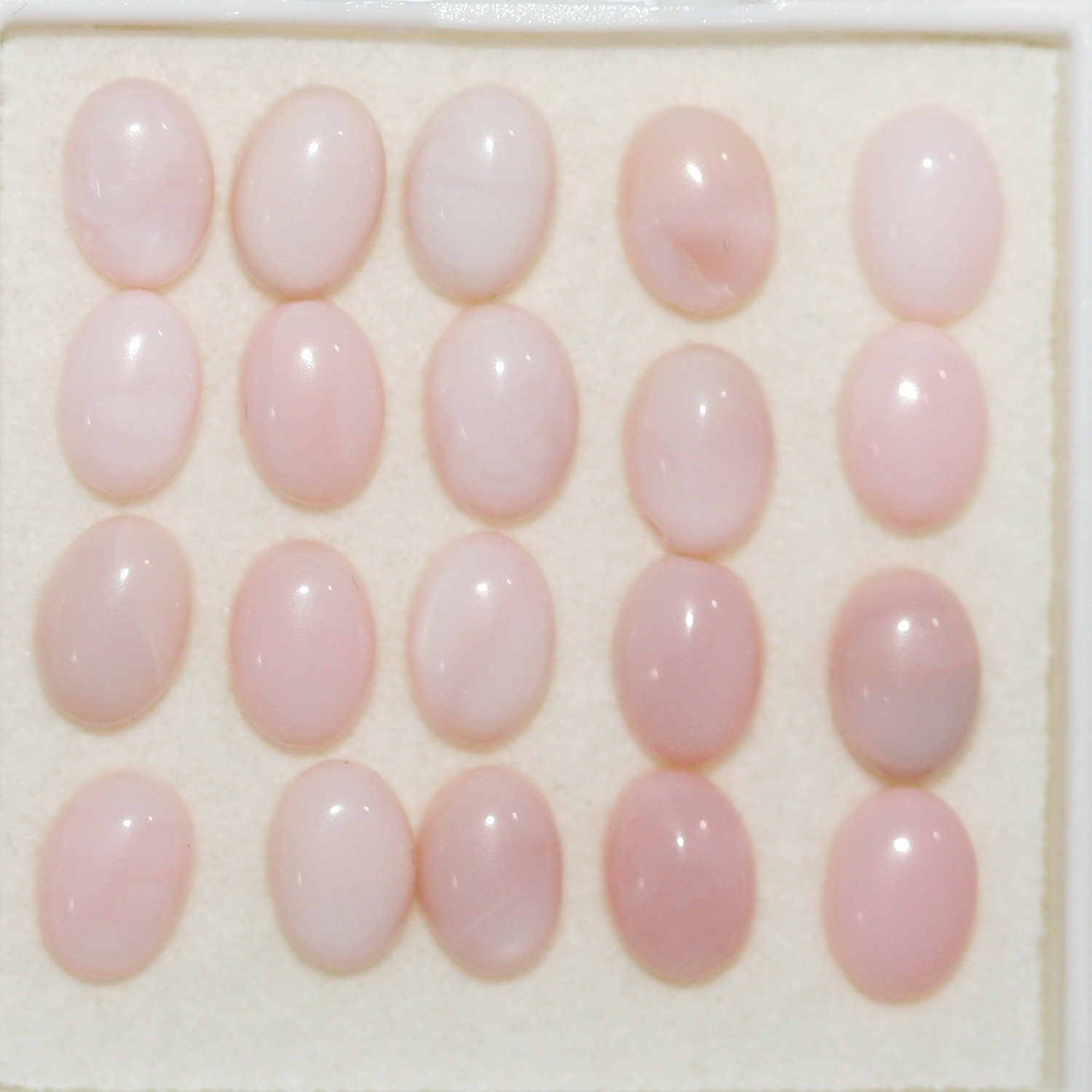 Lote de 20 cabujones ovalados de ópalo rosa de 7x5 mm. (20 uds.).