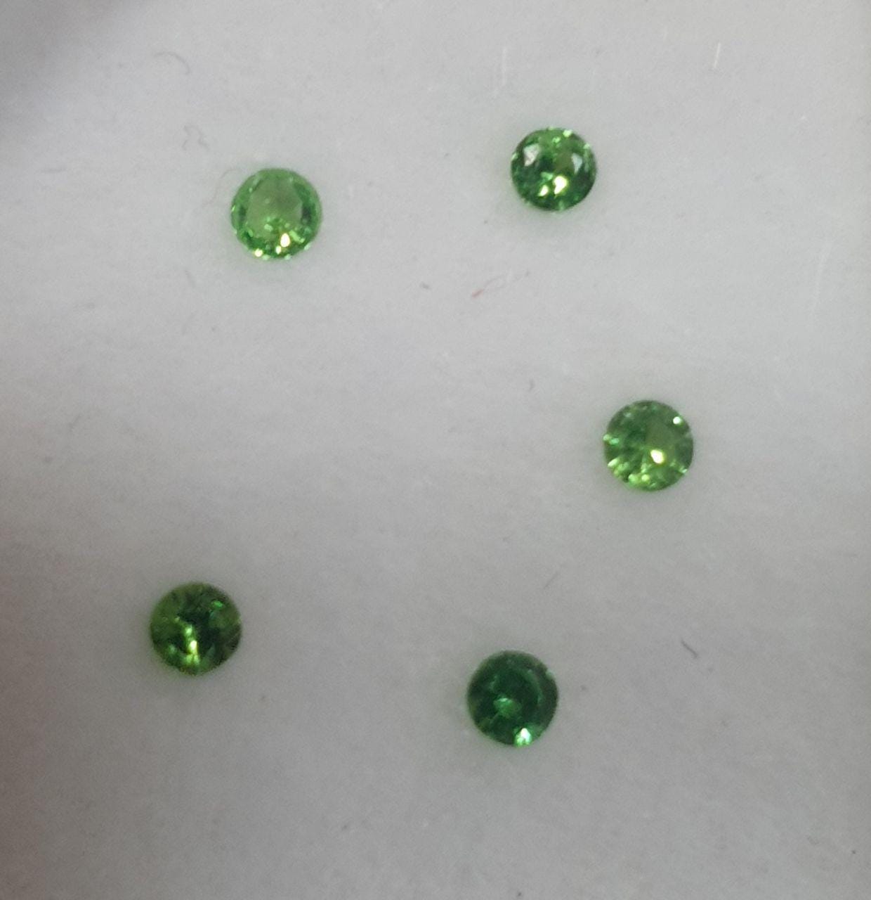 Lote de 5 piedras preciosas de granate tsavorita facetadas redondas de 2 mm. - Precio al por mayor.