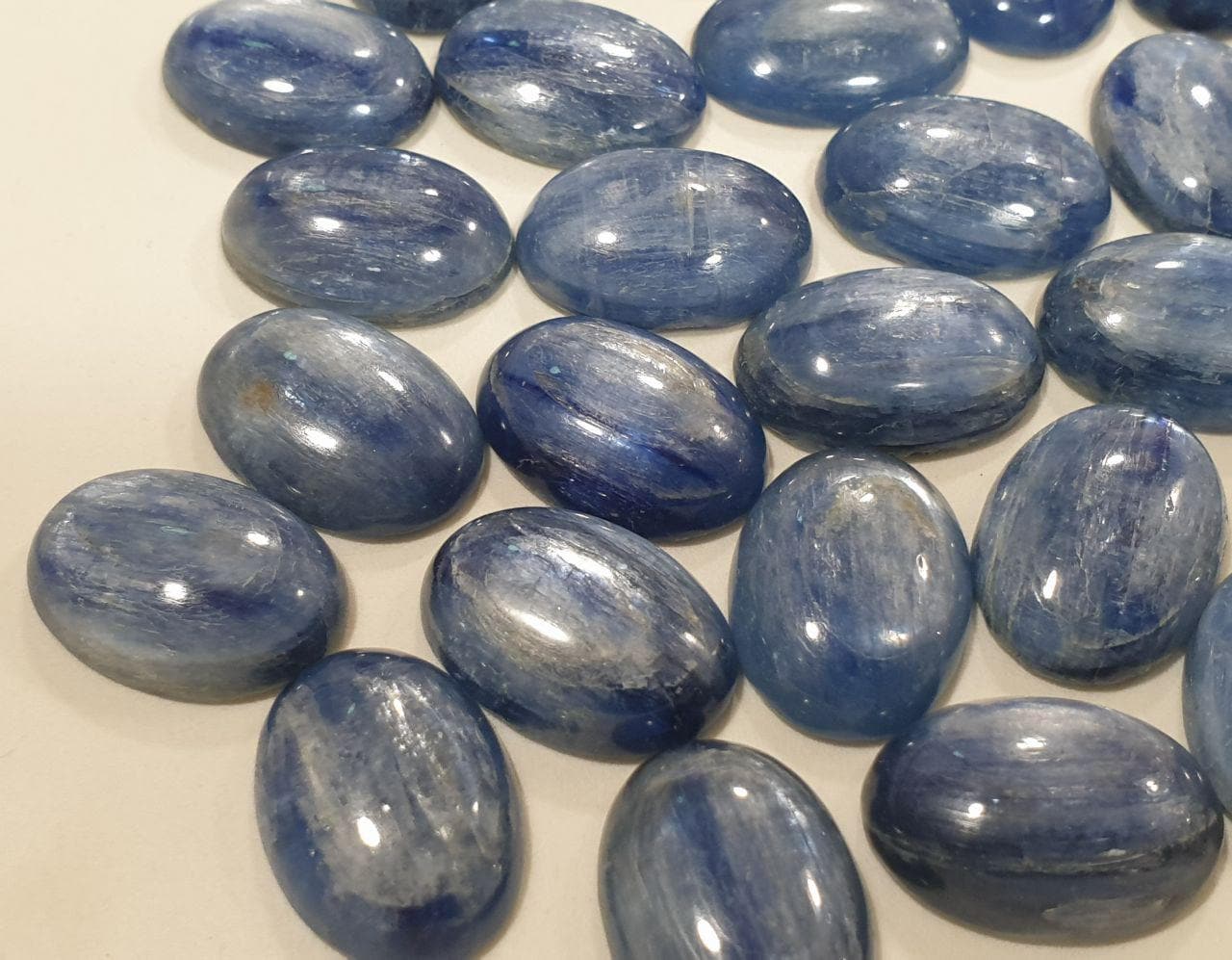 Lote de 2 cabujones ovalados de cianita de 13 x 18 mm (2 piezas)