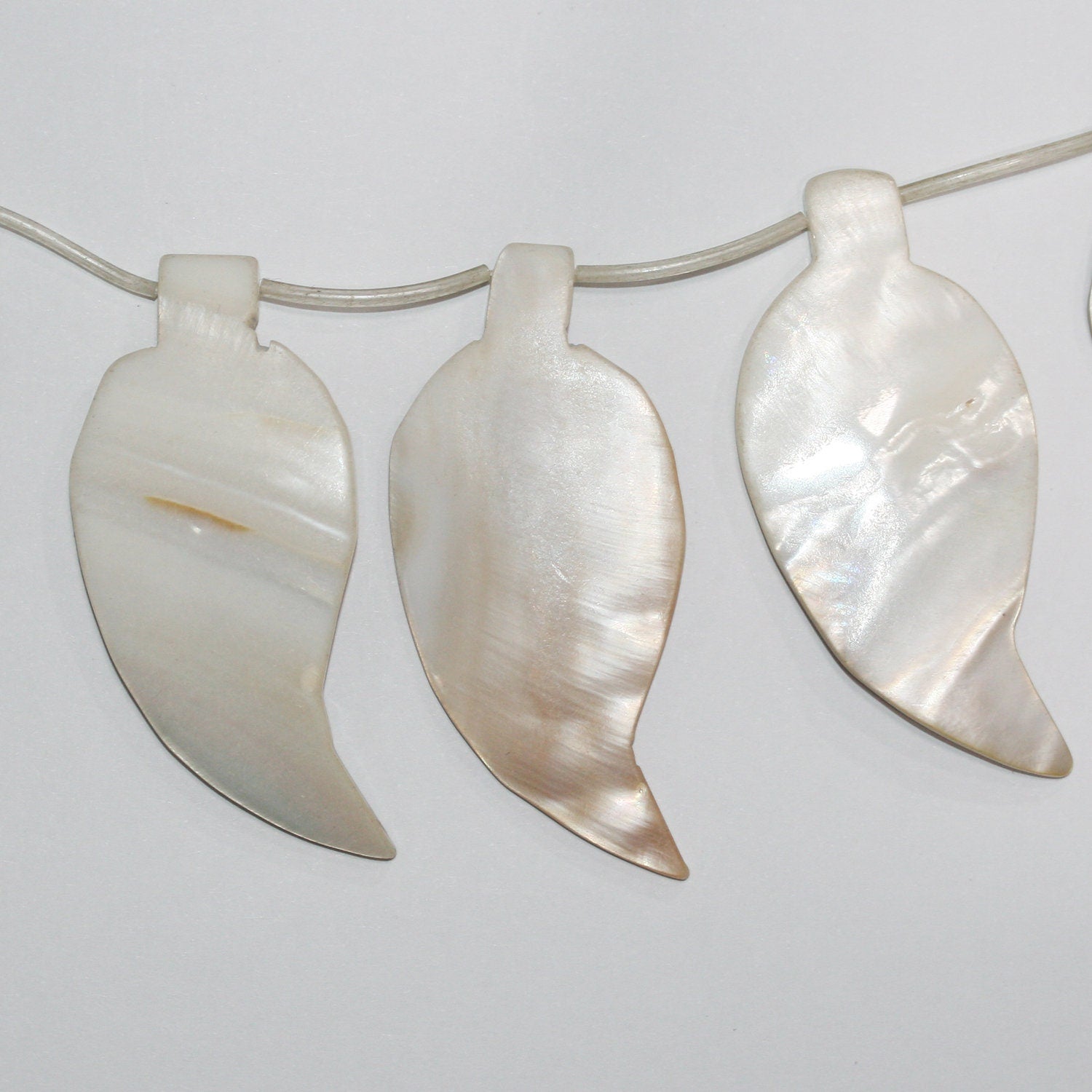 Cuentas de hoja lisas de MOP de 16" (55 x 26 mm, aprox. - Hilo de 40 mm)