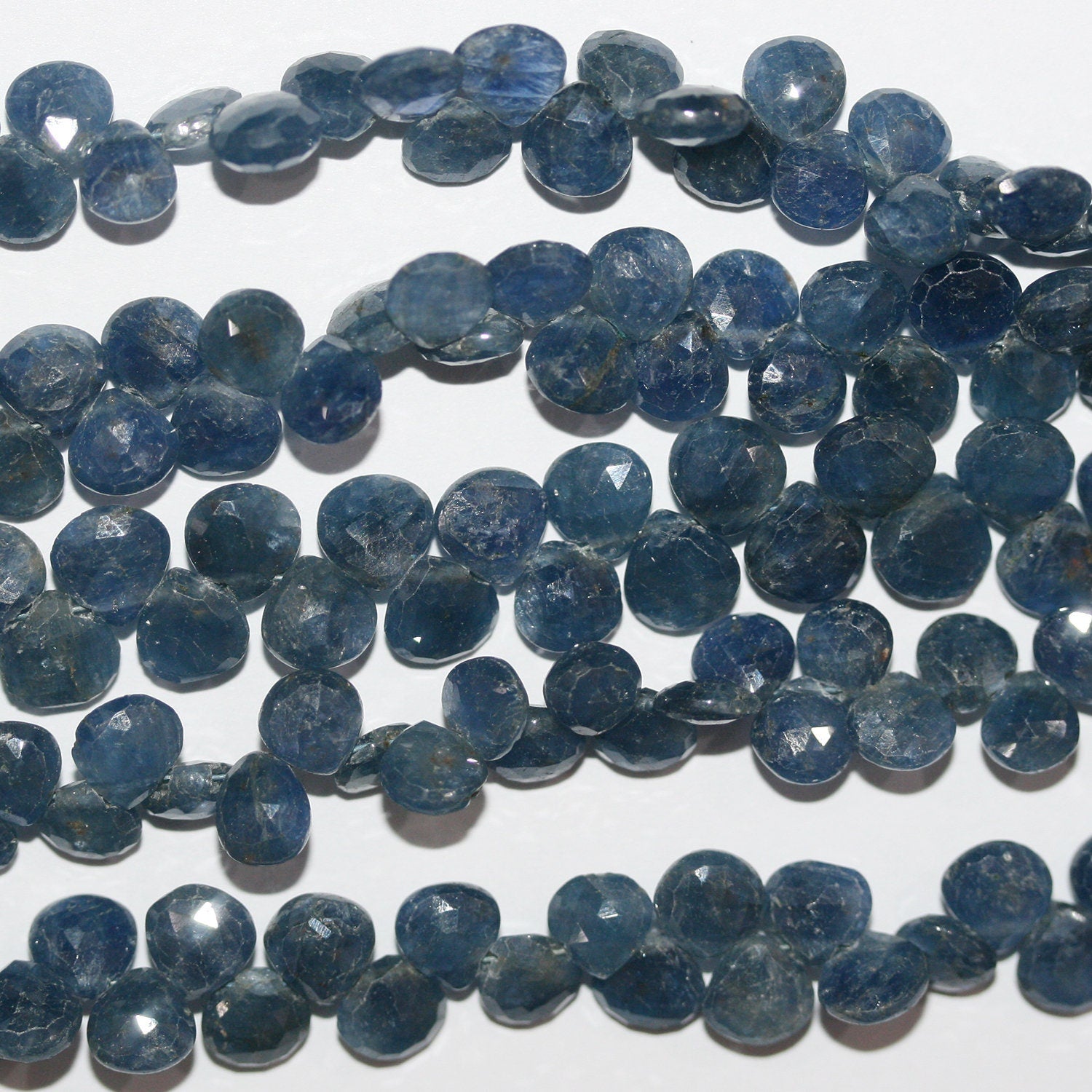 Perles en saphir facettées en forme de goutte de 8 pouces (5-6 mm). - Fil de 20 mm.