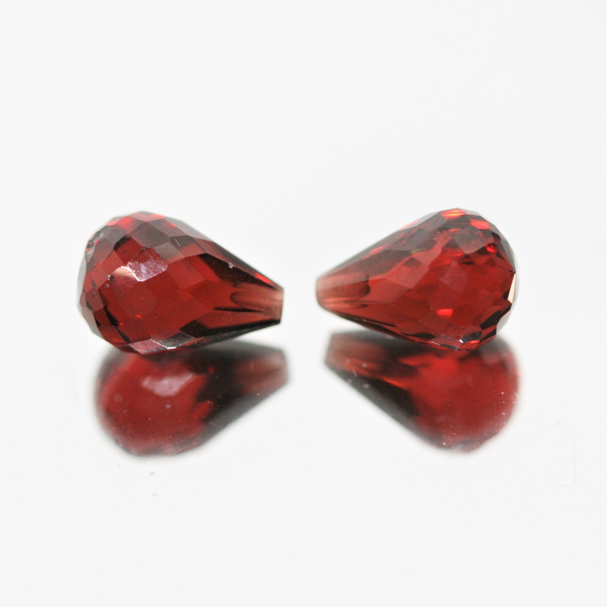 Par de Granate Gota Facetada Media Perforada 9x6mm.