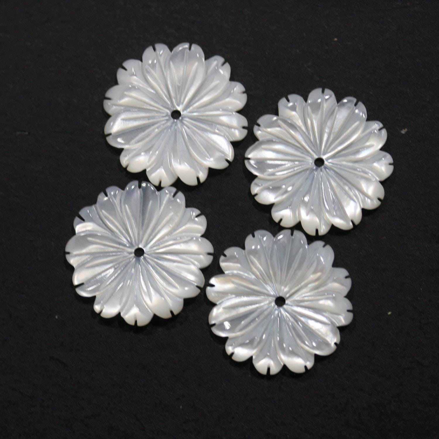 Pendentif en nacre sculptée en forme de fleur, 15 mm (2 paires). Réf. 14834