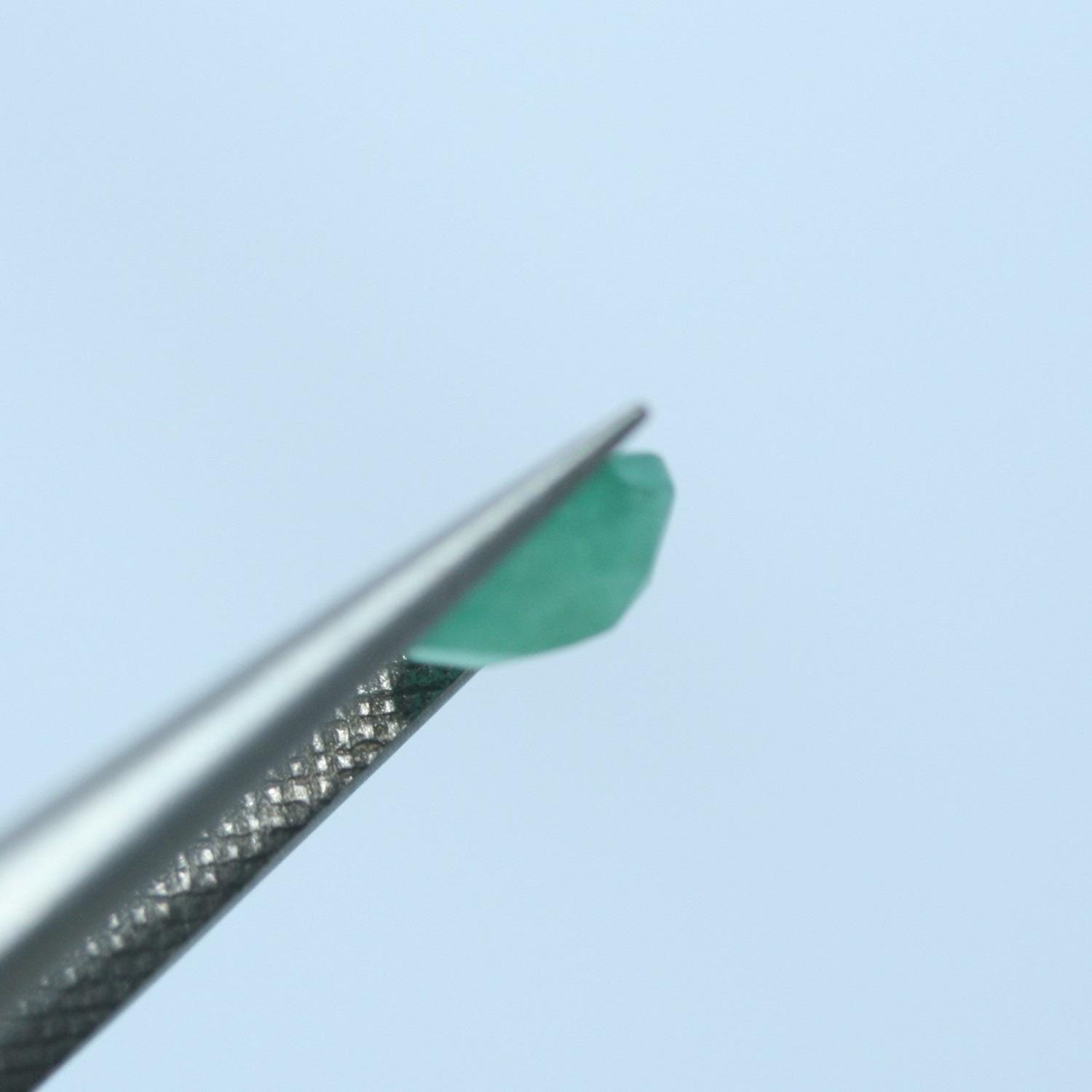 Lot de 10 émeraudes ovales à facettes de 6 x 5 mm.