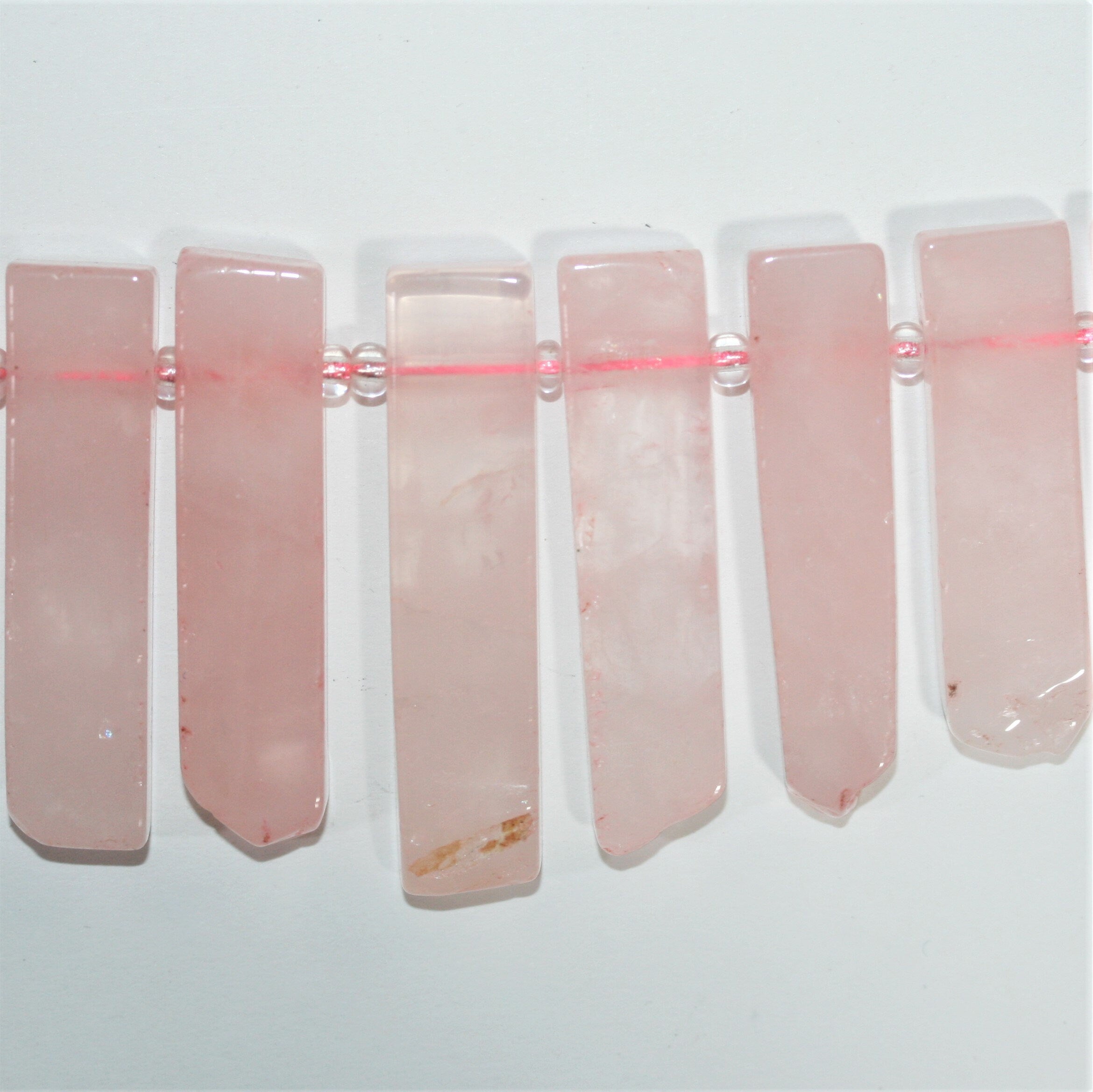 Perles en quartz rose St de forme graduée, lisses, de 15 pouces (28 x 10 à 44 x 12 mm). Longueur approximative du fil : 39 cm.