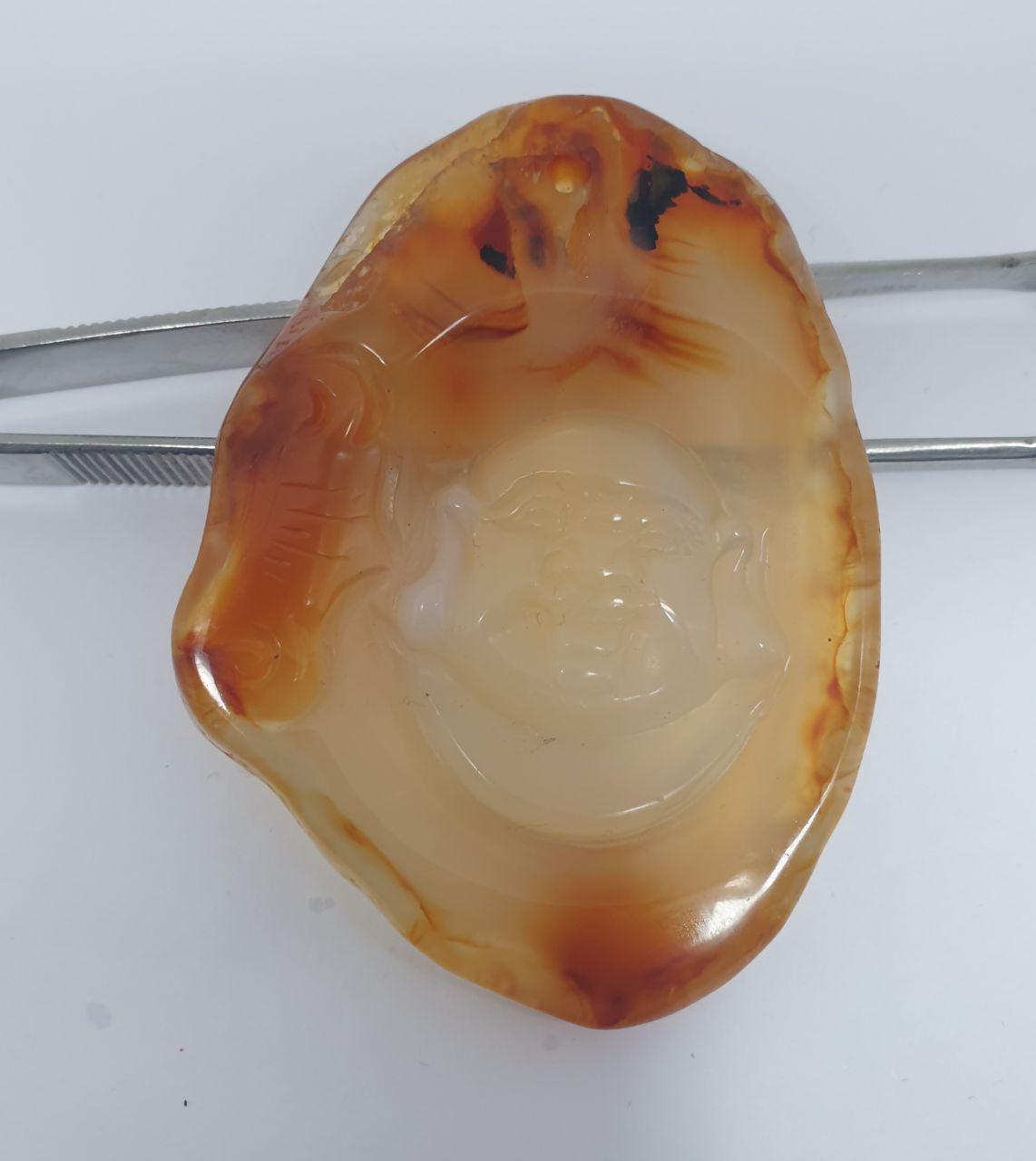 Pendentif géant en agate cornaline sculptée représentant un Bouddha - Pièce unique (74 x 53 mm) - Sculpture sur pierre précieuse - Pendentif exceptionnel