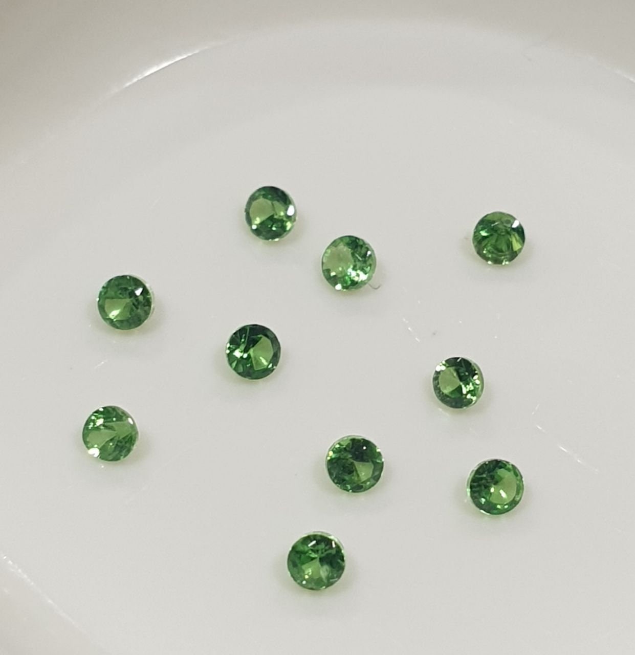Lote de 10 granates tsavorita redondos facetados de 1,7 mm. - Paquetes de piedras preciosas - Piedras sueltas al por mayor