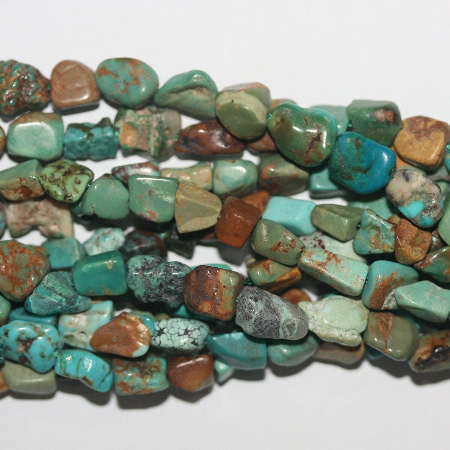 Cuentas irregulares lisas de turquesa de 16" (6-8 mm, aprox.), tira de 40 cm