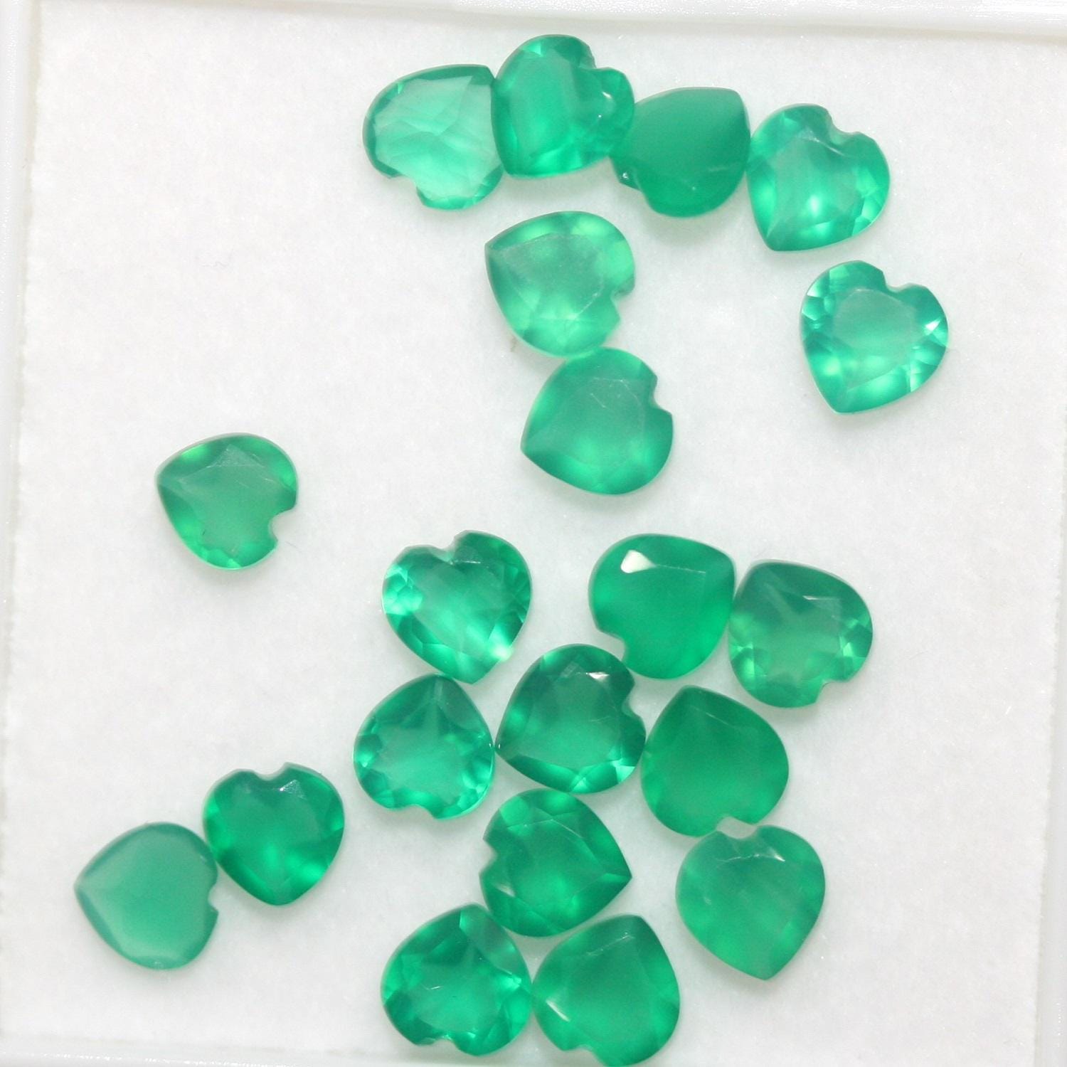 Lot de 20 pierres précieuses en onix vert facettées en forme de cœur, 5 mm. - Pierres précieuses de qualité supérieure, vente en gros.