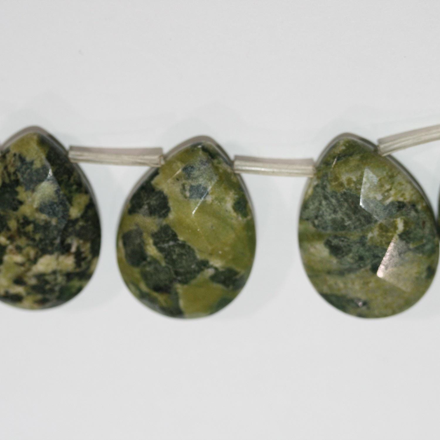 Perles en forme de goutte à facettes en serpentine St de 23 cm (9 po), 30 x 22,5 mm. Longueur approximative du fil : 20 cm. Réf. 1697