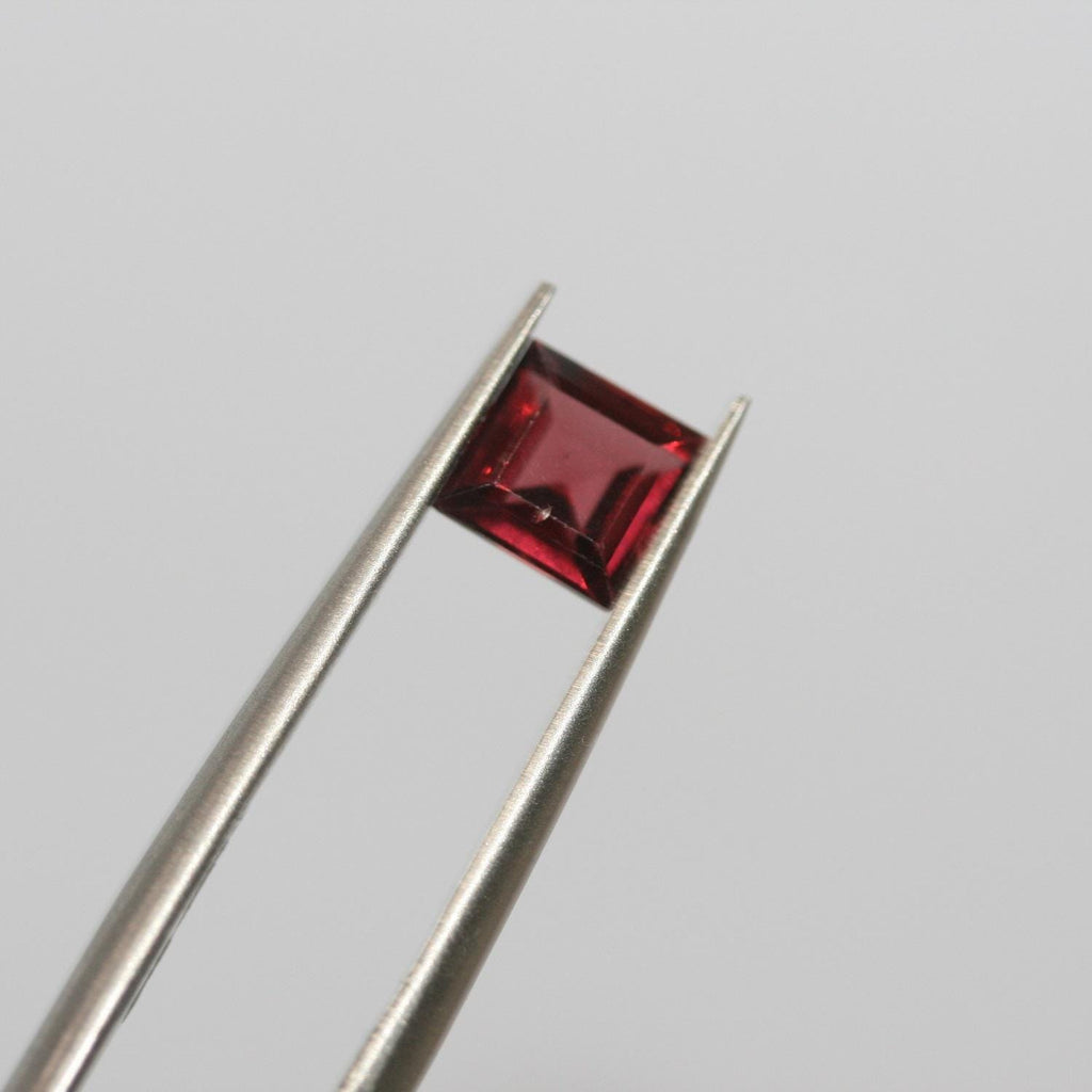 Lot de grenats rhodolites à facettes carrées de 6 mm - (4 pièces) .