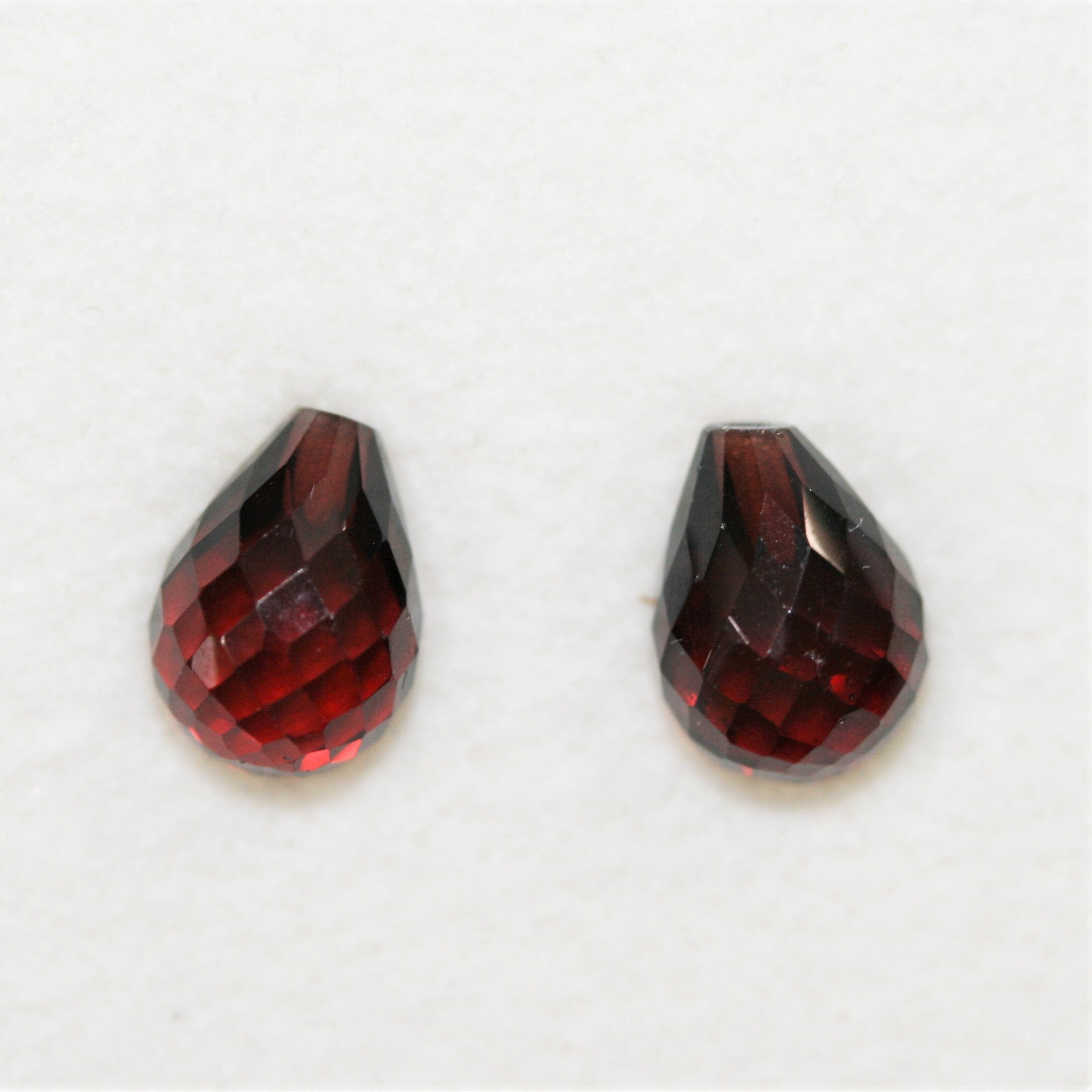 Paire de grenats demi-percés à facettes en forme de goutte, 8x6mm.