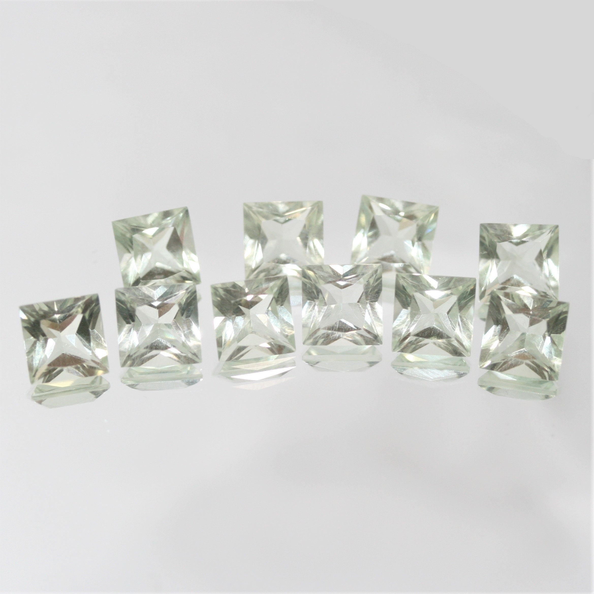 Lot de 10 pierres carrées à facettes de prasiolite de 7 mm.