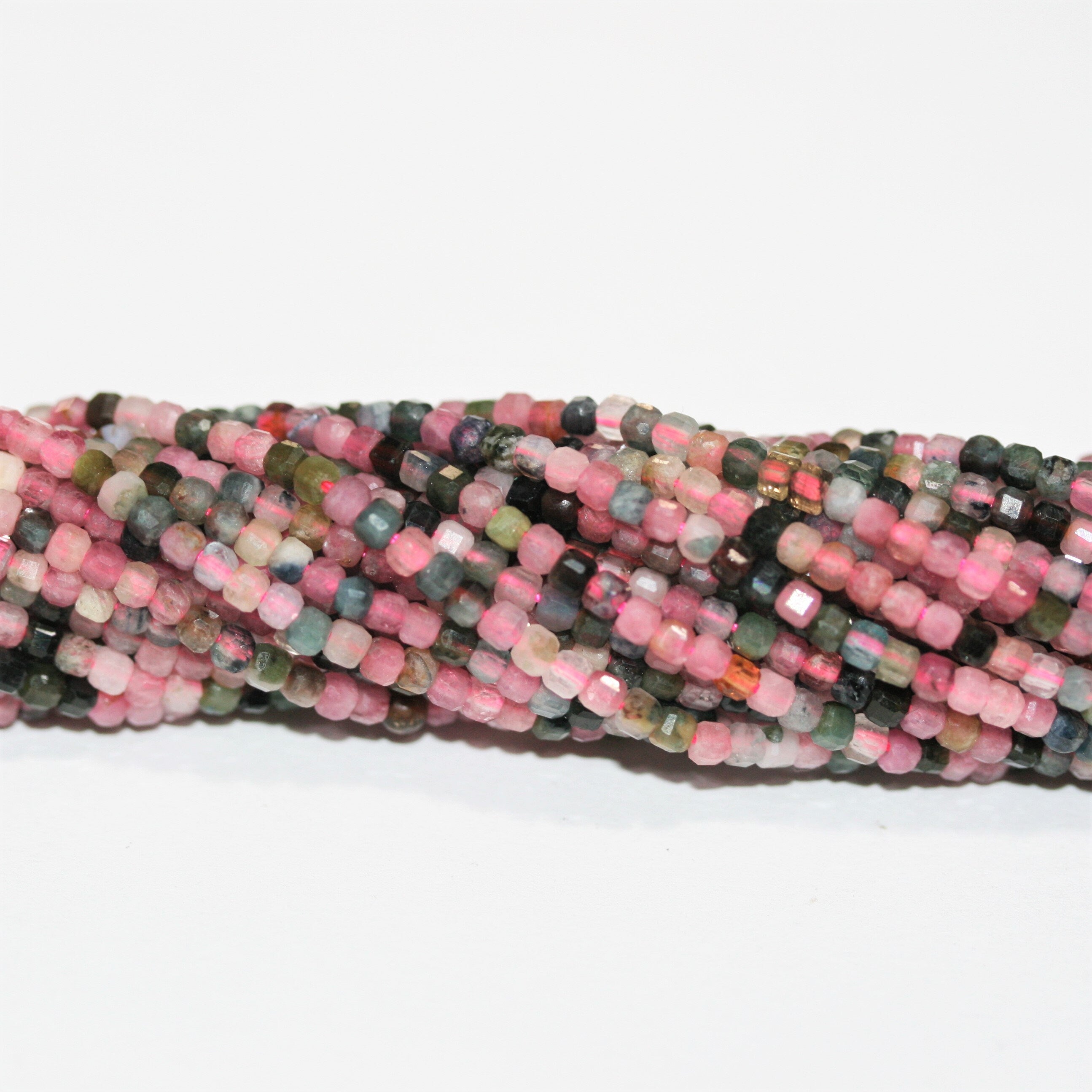 Perles cubiques à facettes en tourmaline St de 15 pouces, 2 mm, brin de 39 cm.