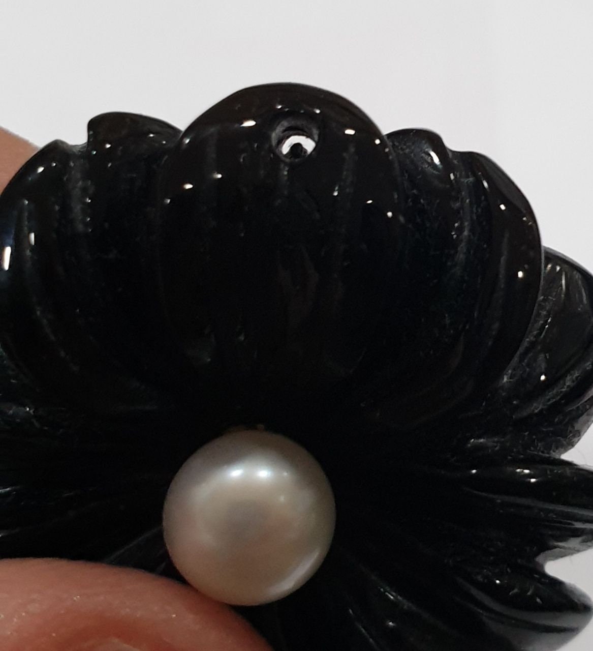 Pendentif en forme de rose sculptée en onix et perle, 35 mm - Pierre naturelle non traitée