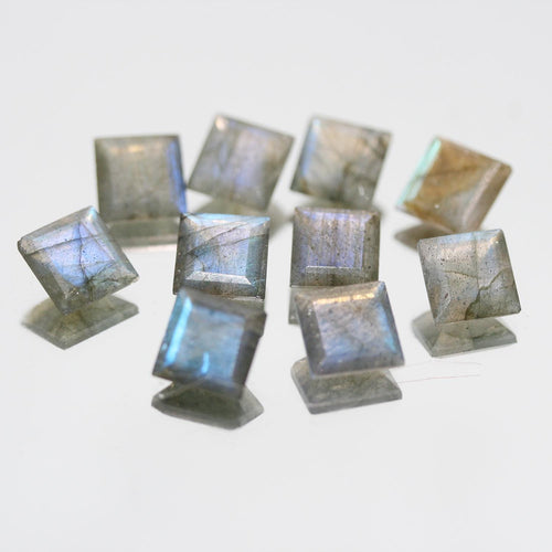 Lot de 10 labradorites carrées à facettes de 8 mm. (10 pièces)