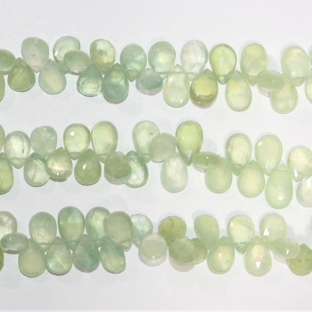 Perles en forme de goutte à facettes de préhnite de 9 pouces (13 x 9 mm). Longueur du fil : environ 23 cm.