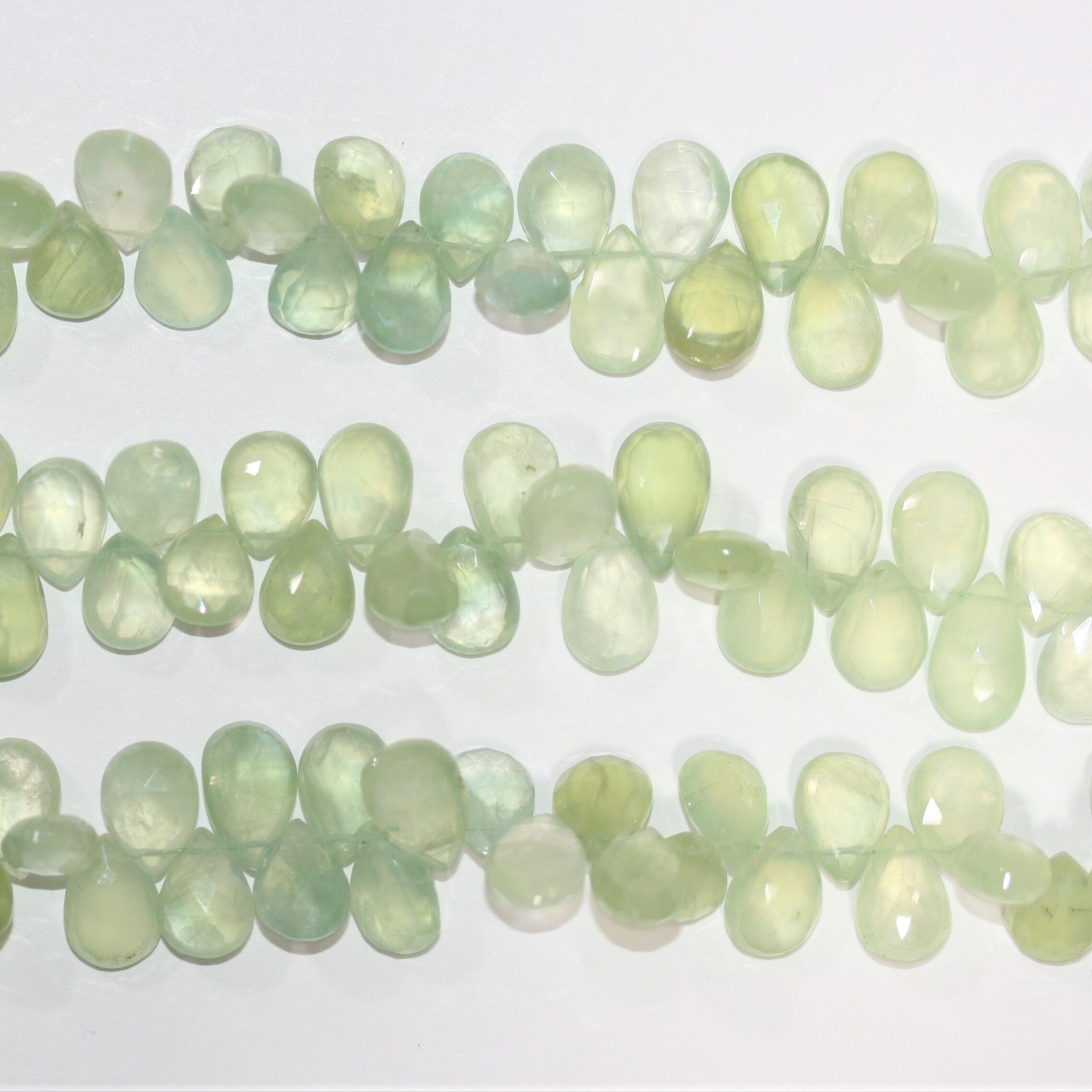 Perles en forme de goutte à facettes de préhnite de 9 pouces (13 x 9 mm). Longueur du fil : environ 23 cm.