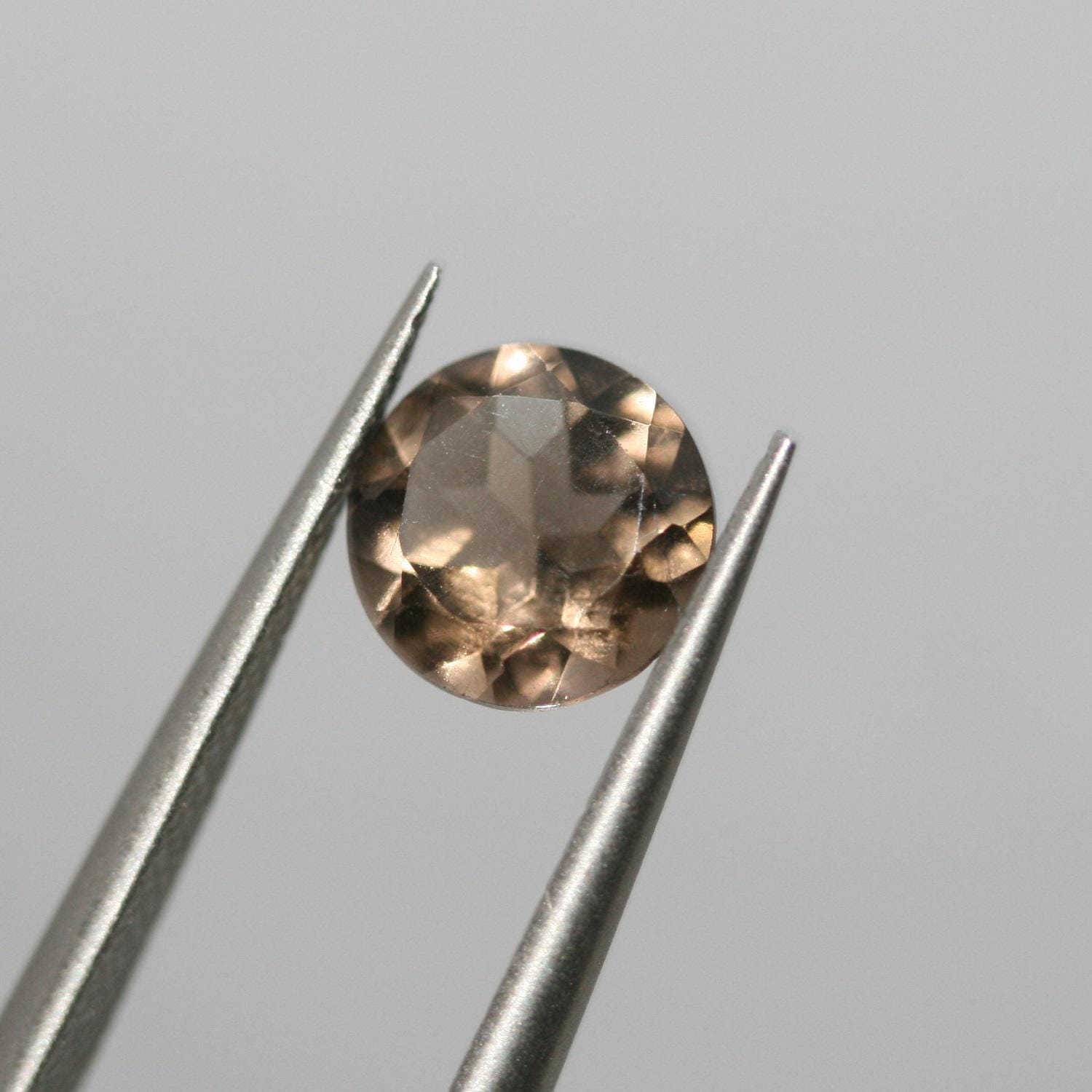 Lot de 15 pierres rondes à facettes en quartz fumé de 7 mm.