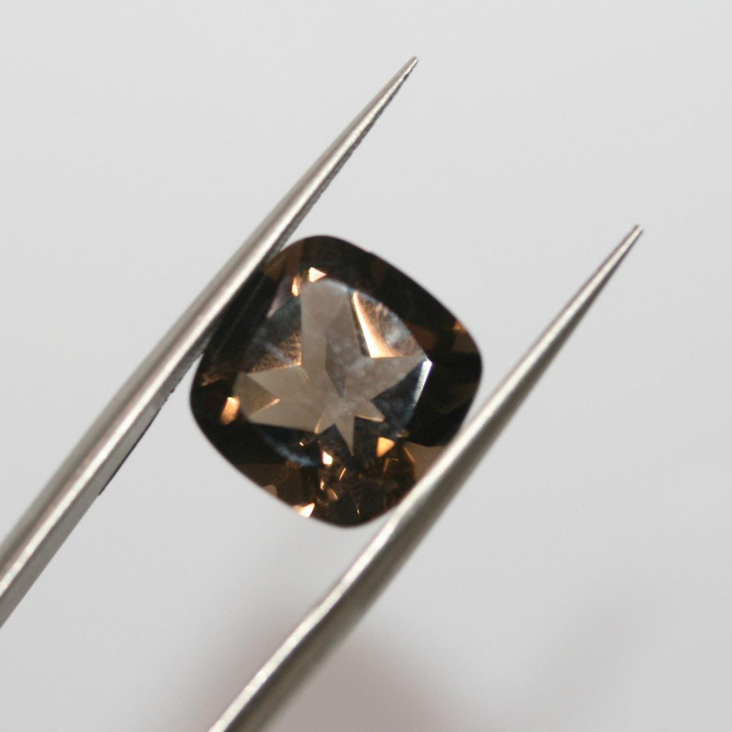 Lote de 2 cuentas de cuarzo ahumado facetadas de talla cojín de 12 mm.