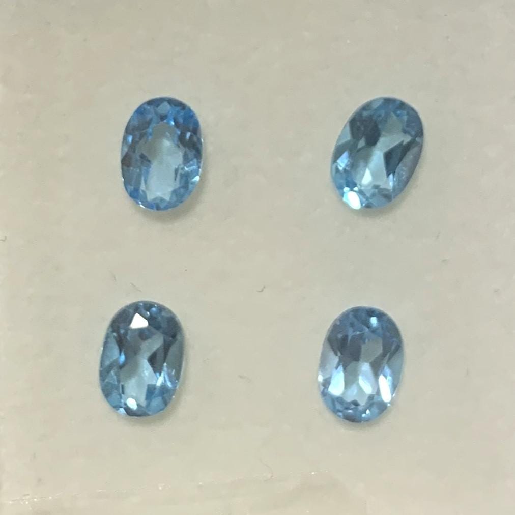 Lote de 4 piezas de topacio azul suizo facetado ovalado de 7 x 5 mm. (4 piezas)