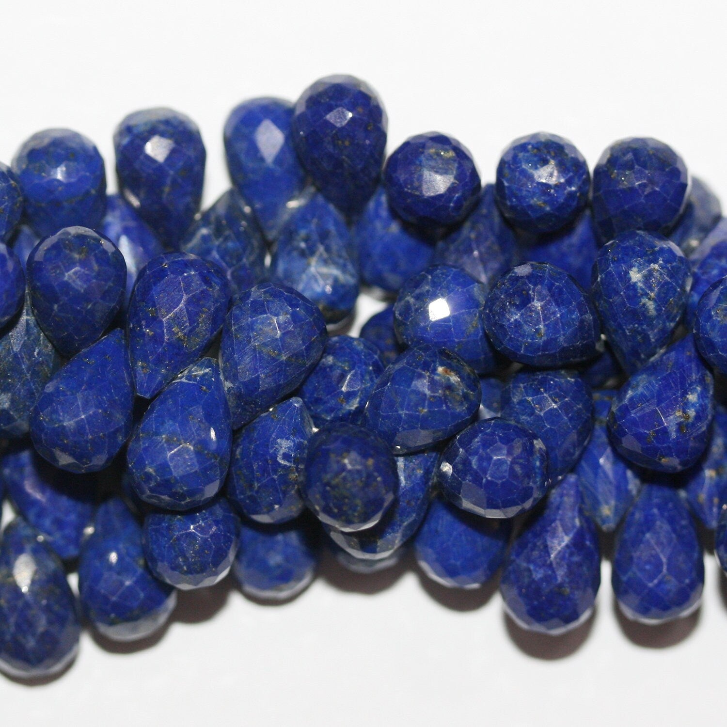 Perles en lapis-lazuli facettées de 20 cm (8 pouces), 10 x 7 mm. Longueur du fil : environ 21 cm.