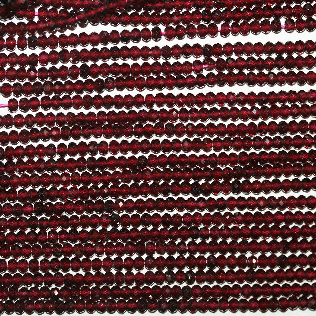 Perles rondelles à facettes en grenat de 15 pouces, 4 x 3 mm. - Fil de 39 cm.