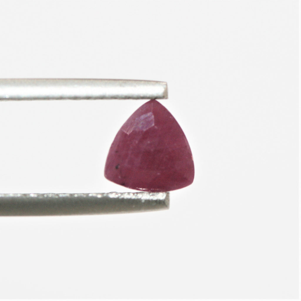 Lot de 4 rubis facettés taille trillion de 6 mm.