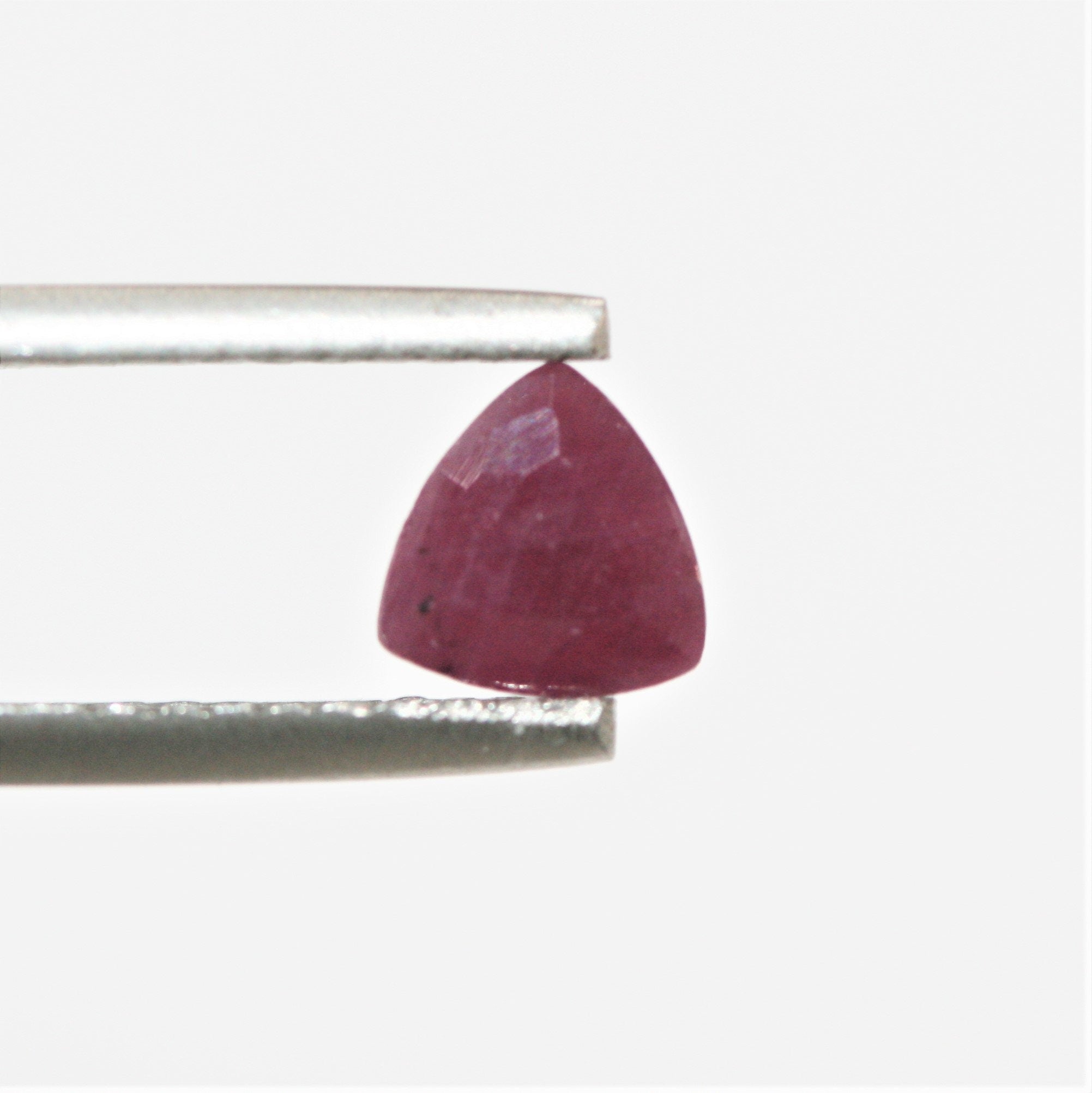 Lot de 4 rubis facettés taille trillion de 6 mm.