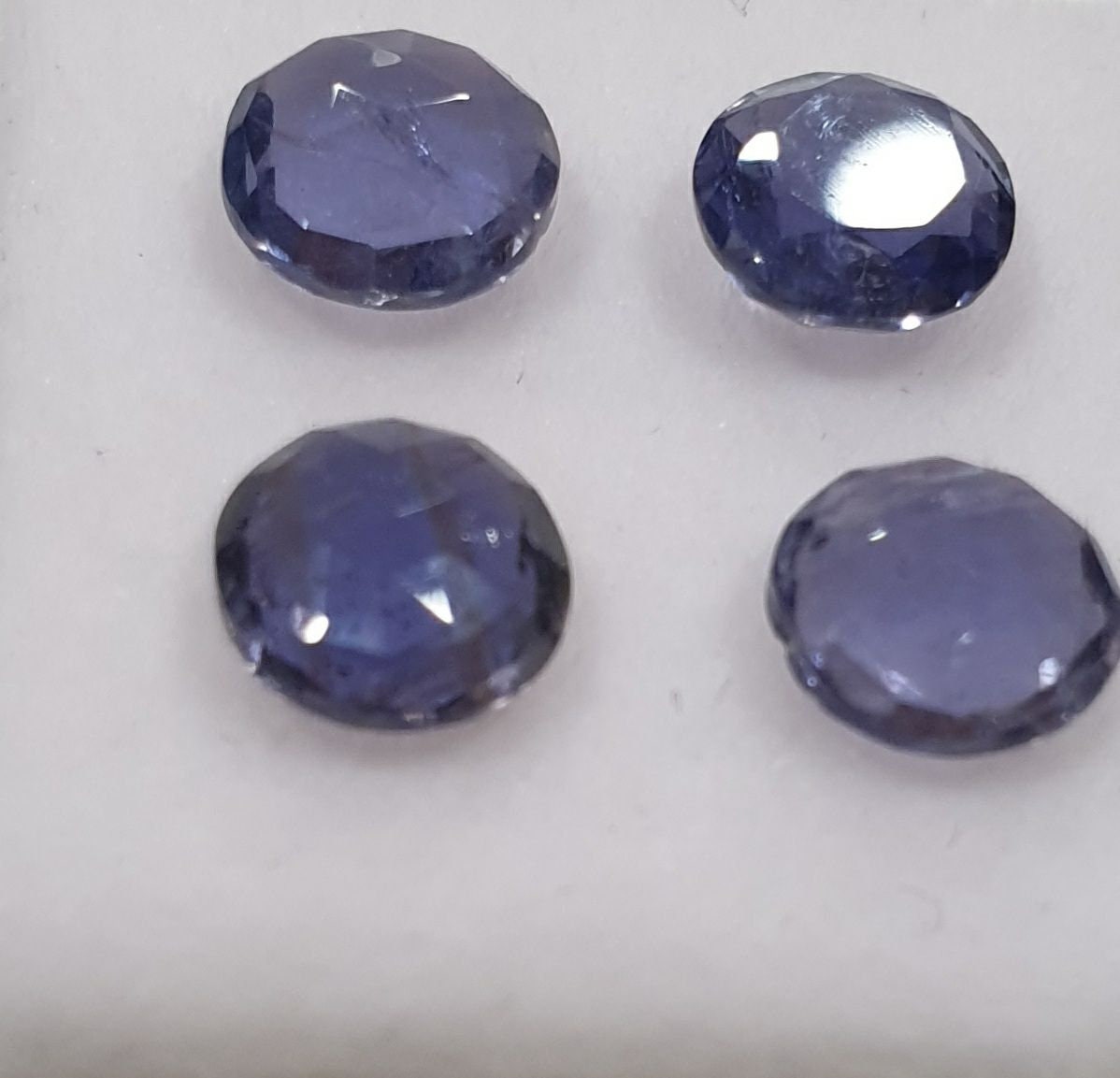 Lote de 4 gemas de iolita cordierita redondas y facetadas de 6 mm, color azul profundo, sin tratar - Piedra azul natural - Gemología