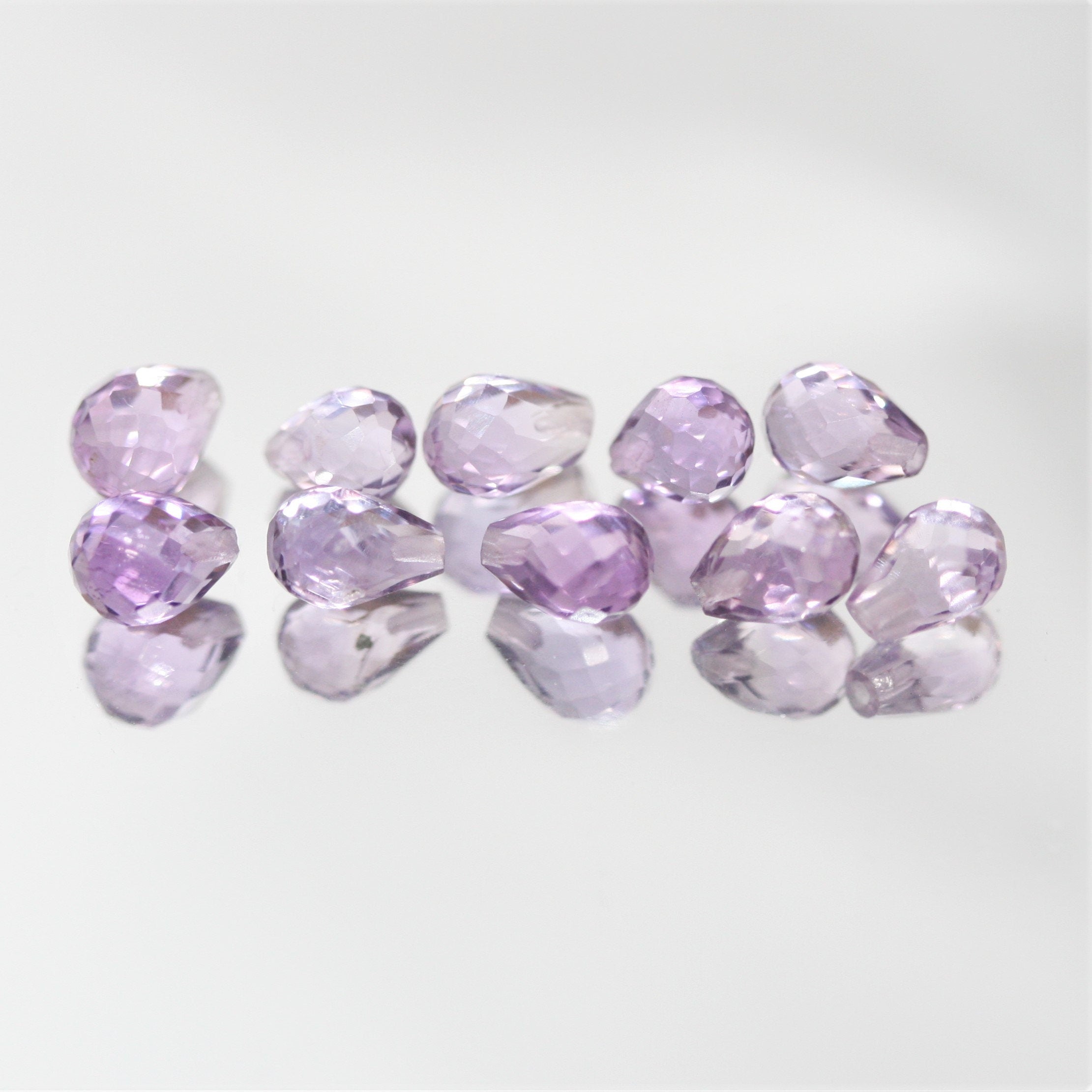 Lote de 10 gotas facetadas de amatista perforadas a la mitad, 5 x 4 mm.