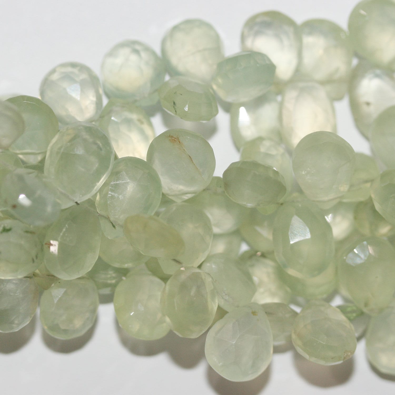 Perles en forme de goutte à facettes de préhnite de 8 pouces, 13 x 9 mm environ - Longueur du brin : 20 cm.