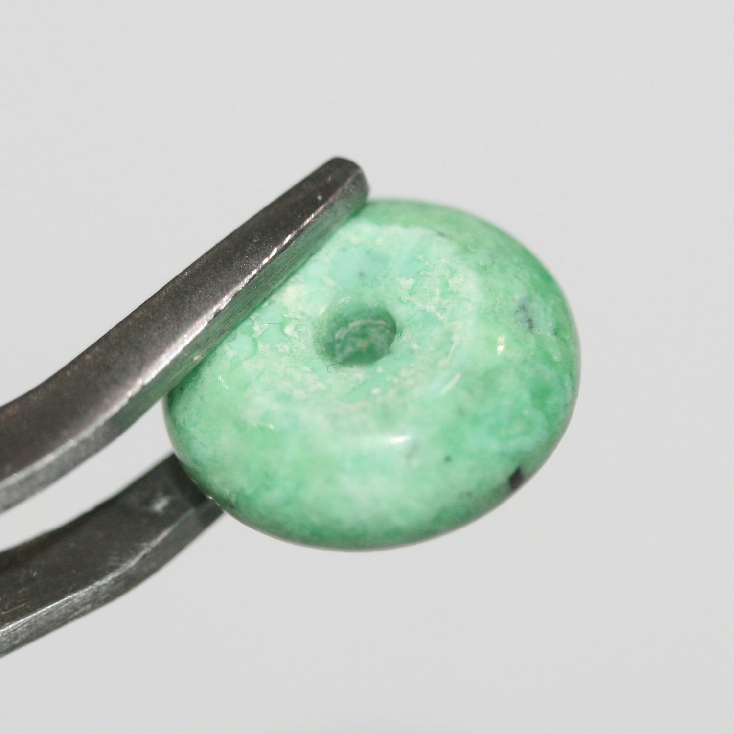 Pendentif disque en forme de beignet lisse en variscite 14 mm.