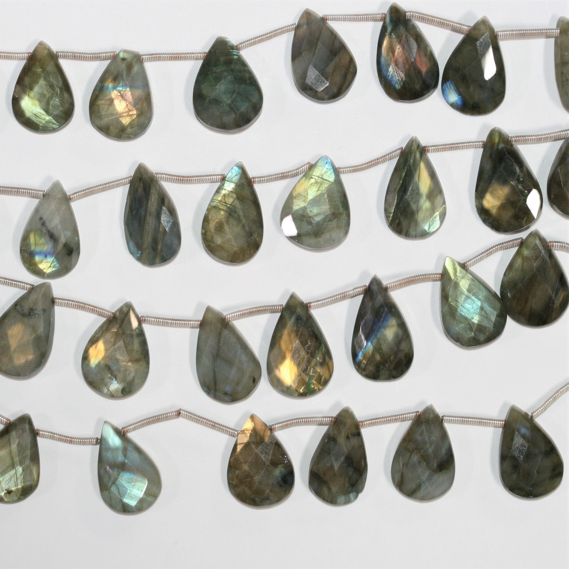 Cuentas de labradorita facetadas de 18 x 13 mm, longitud aproximada de la tira: 18 cm.