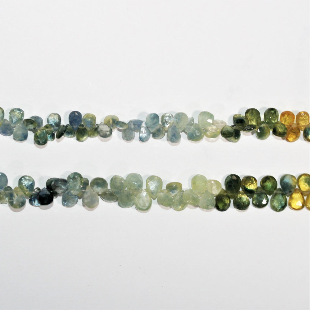 Perles en forme de goutte à facettes en saphir multicolore de 8 pouces (7 x 5 mm). Longueur du fil : environ 20 cm.