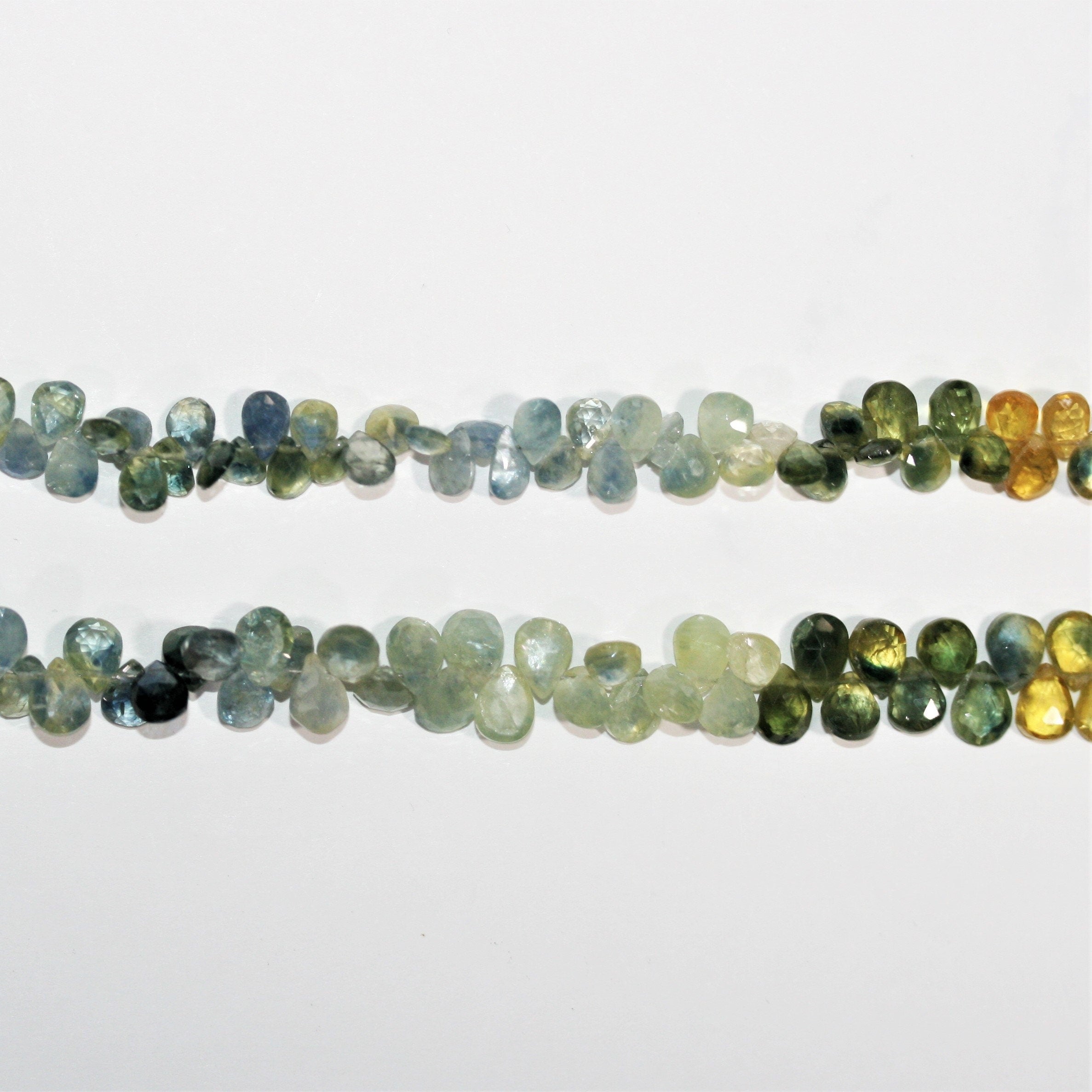 Perles en forme de goutte à facettes en saphir multicolore de 8 pouces (7 x 5 mm). Longueur du fil : environ 20 cm.