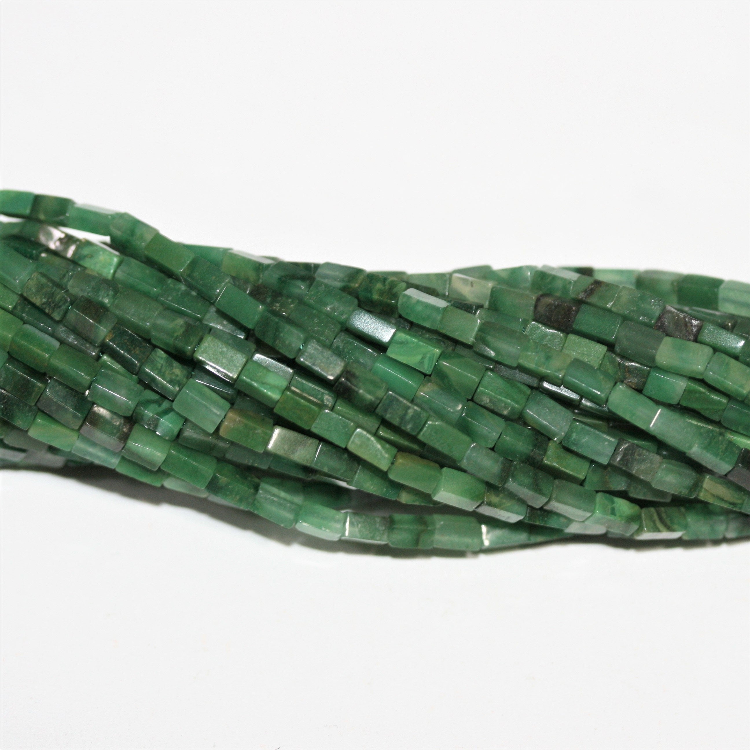 15" Perles prismatiques lisses en grenat vert St 4x2mm.- Brin 39cm.